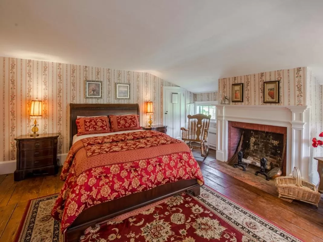 Bedroom, Bed in The Neighbour House B&B