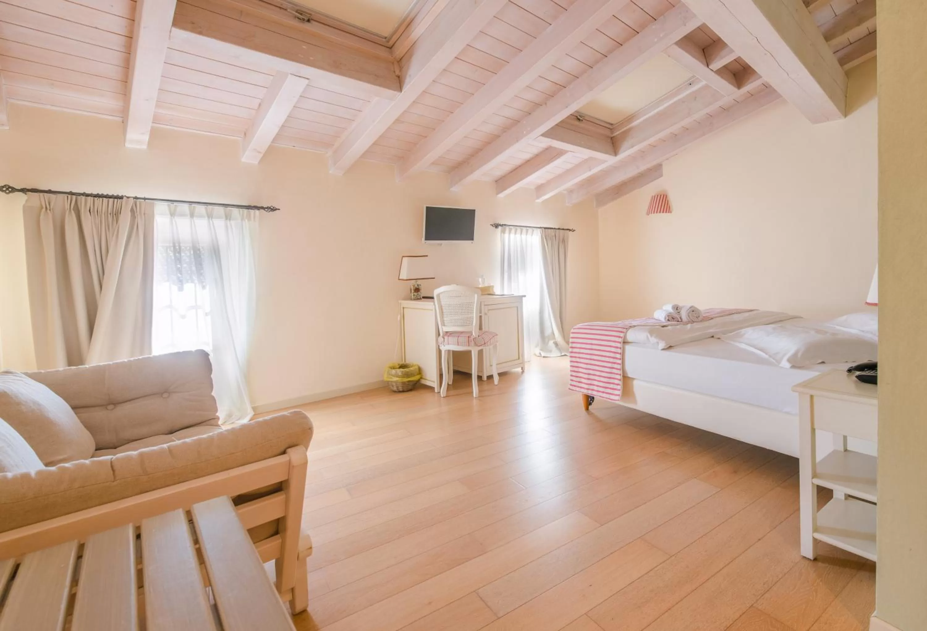 Photo of the whole room, Bed in Hotel Villa Moron