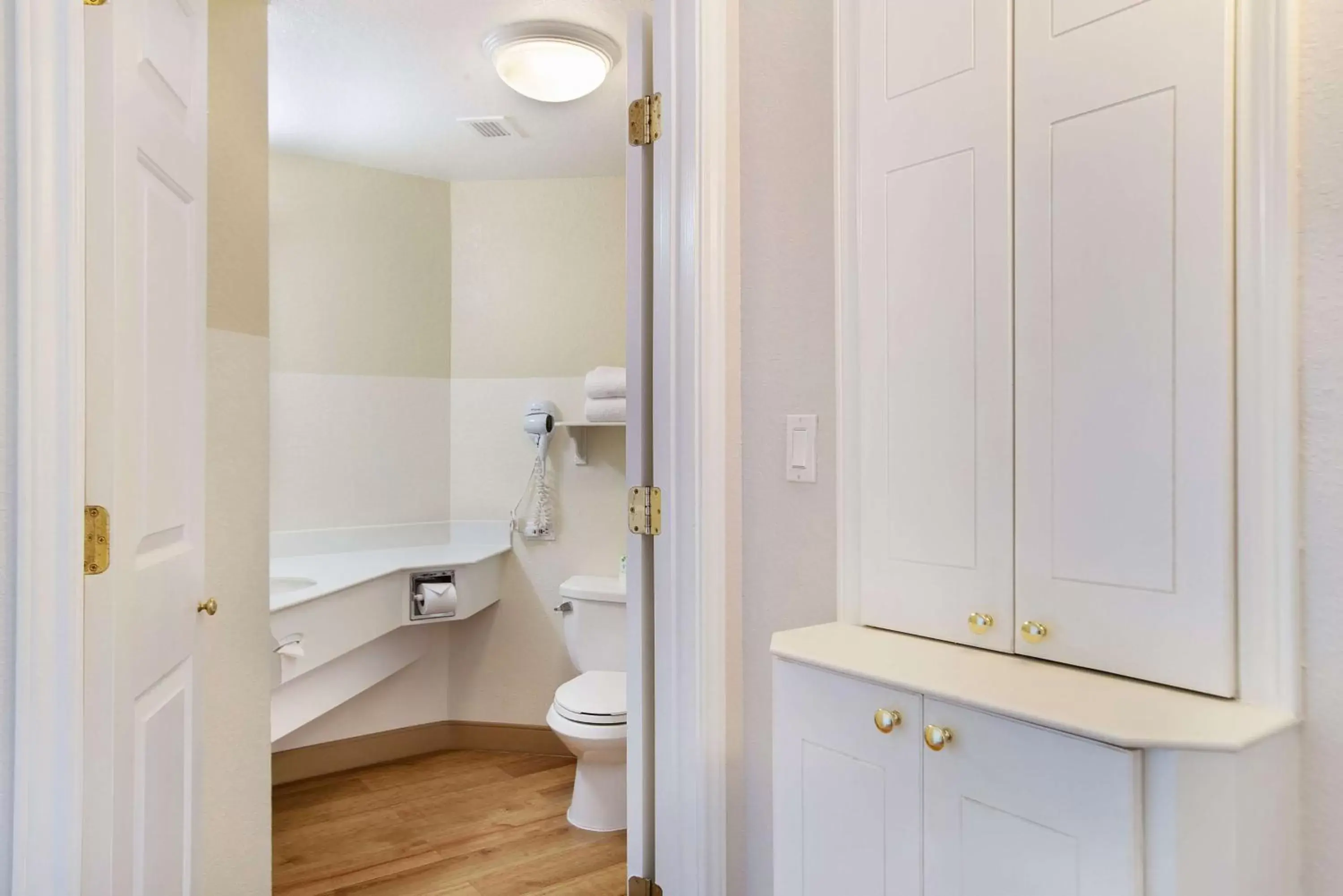 King Room - Mobility/Hearing Accessible - Non-Smoking in La Quinta by Wyndham Ft. Lauderdale Airport King Room - Mobility/Hearing Accessible - Non-Smoking in La Quinta by Wyndham Ft. Lauderdale Airport