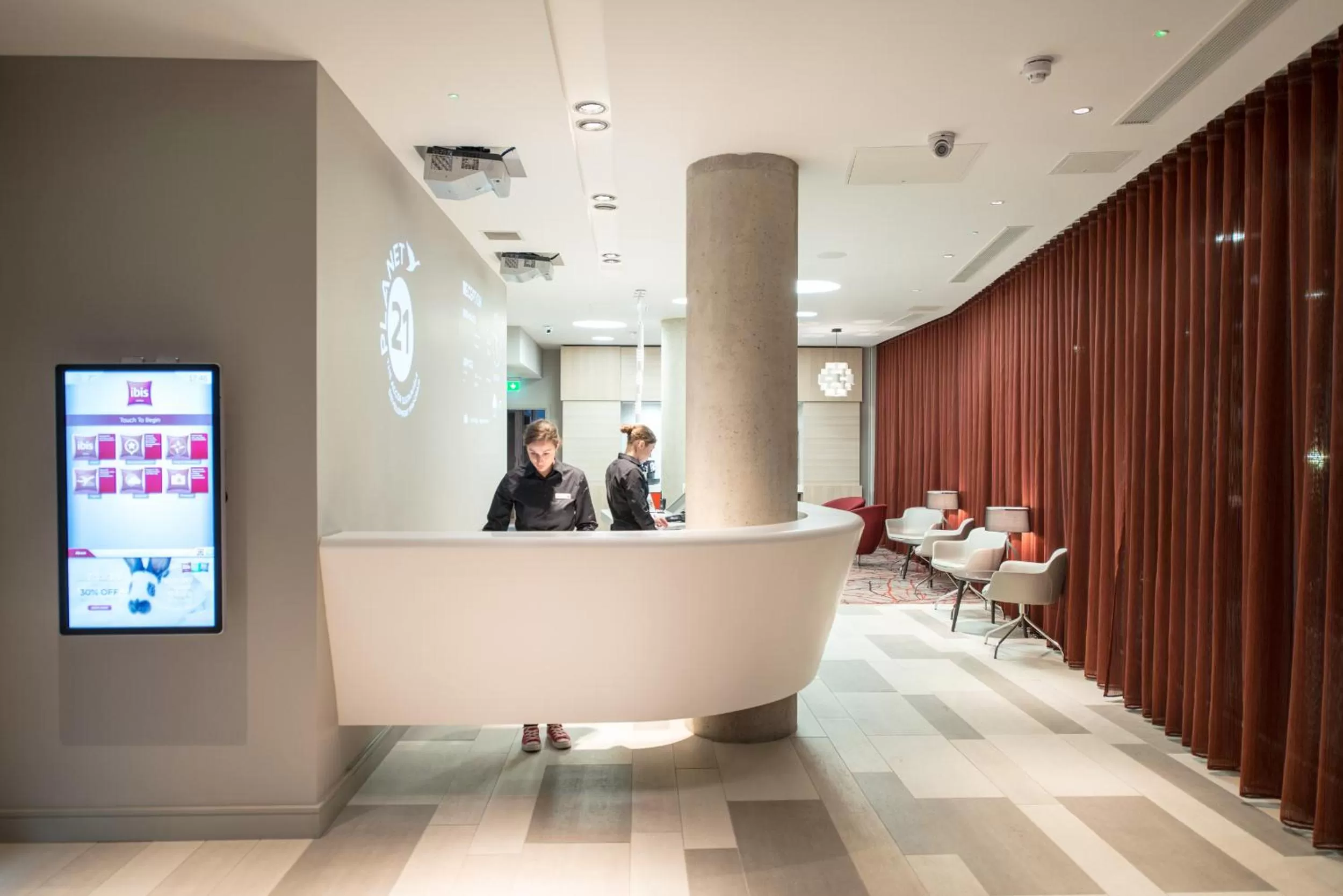 Lobby or reception in ibis Edinburgh Centre South Bridge – Royal Mile