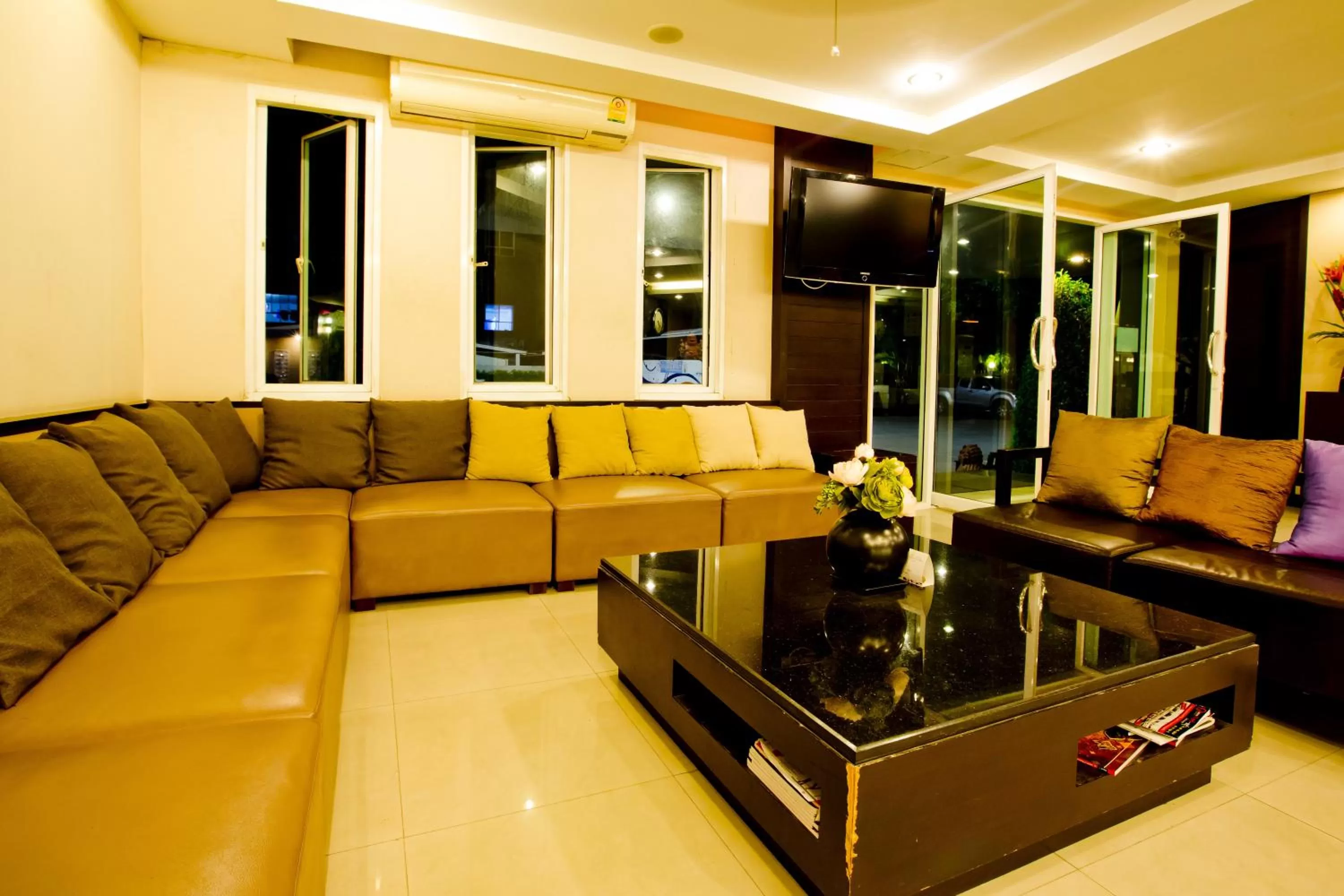 Lobby or reception in Sinsuvarn Airport Suite Hotel