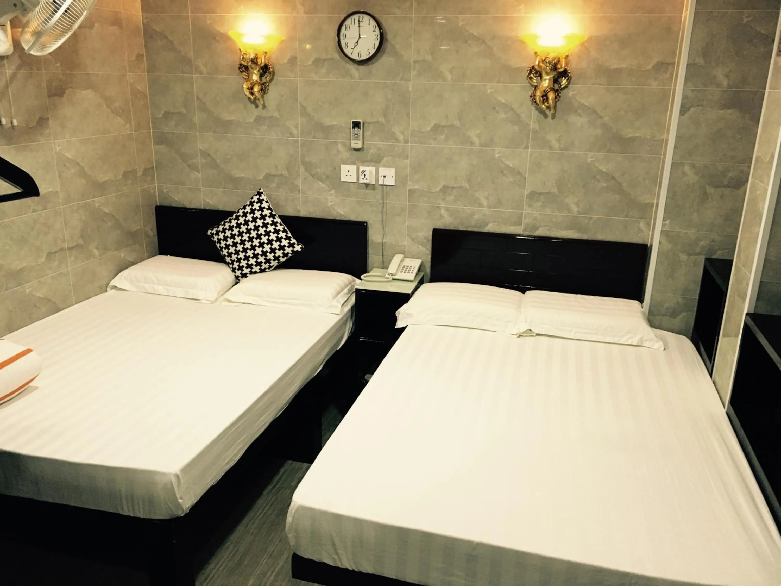 Photo of the whole room, Bed in Modern