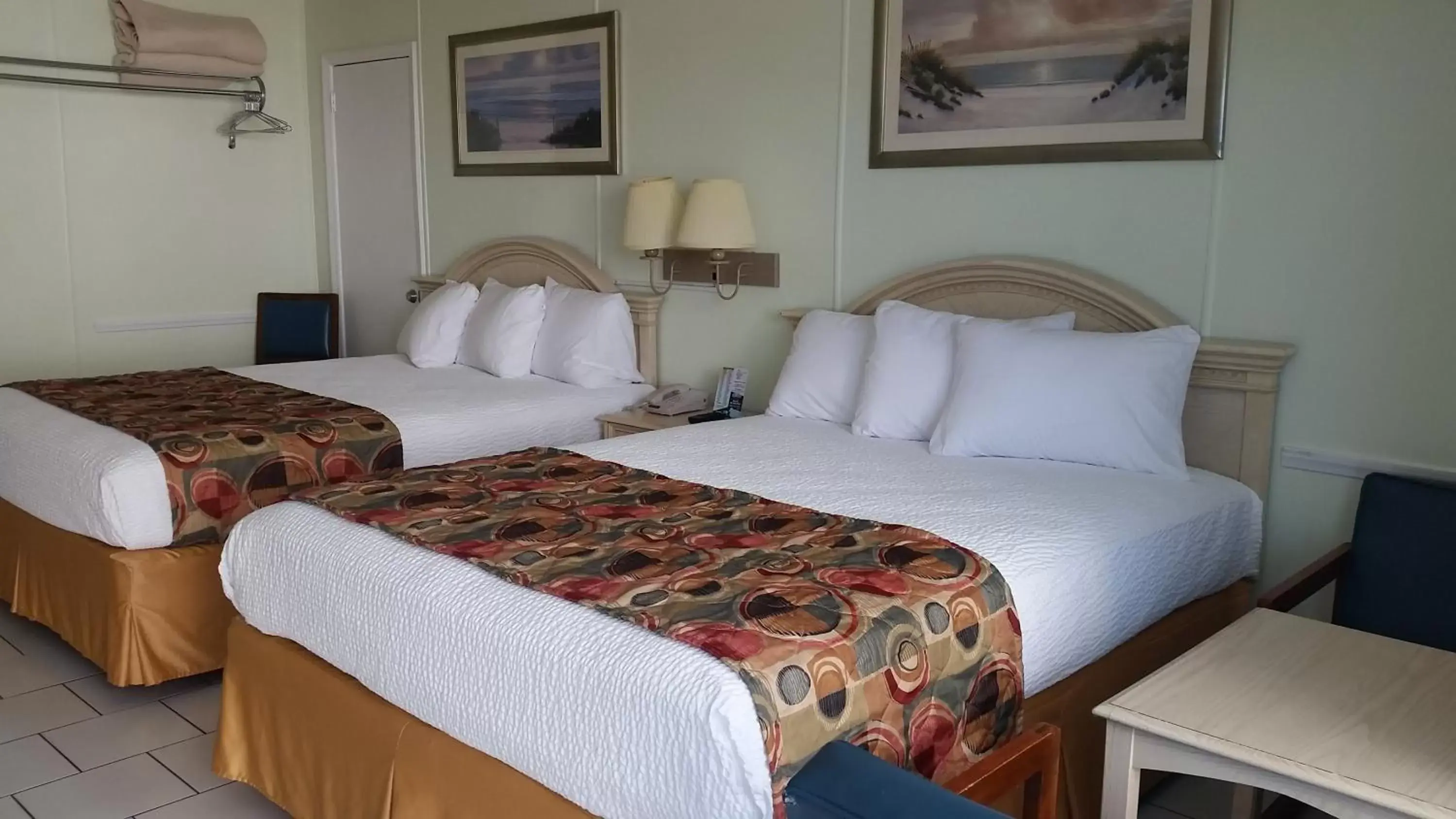 Queen Room with Two Queen Beds with Pool View in Vancouver Motel Queen Room with Two Queen Beds with Pool View in Vancouver Motel