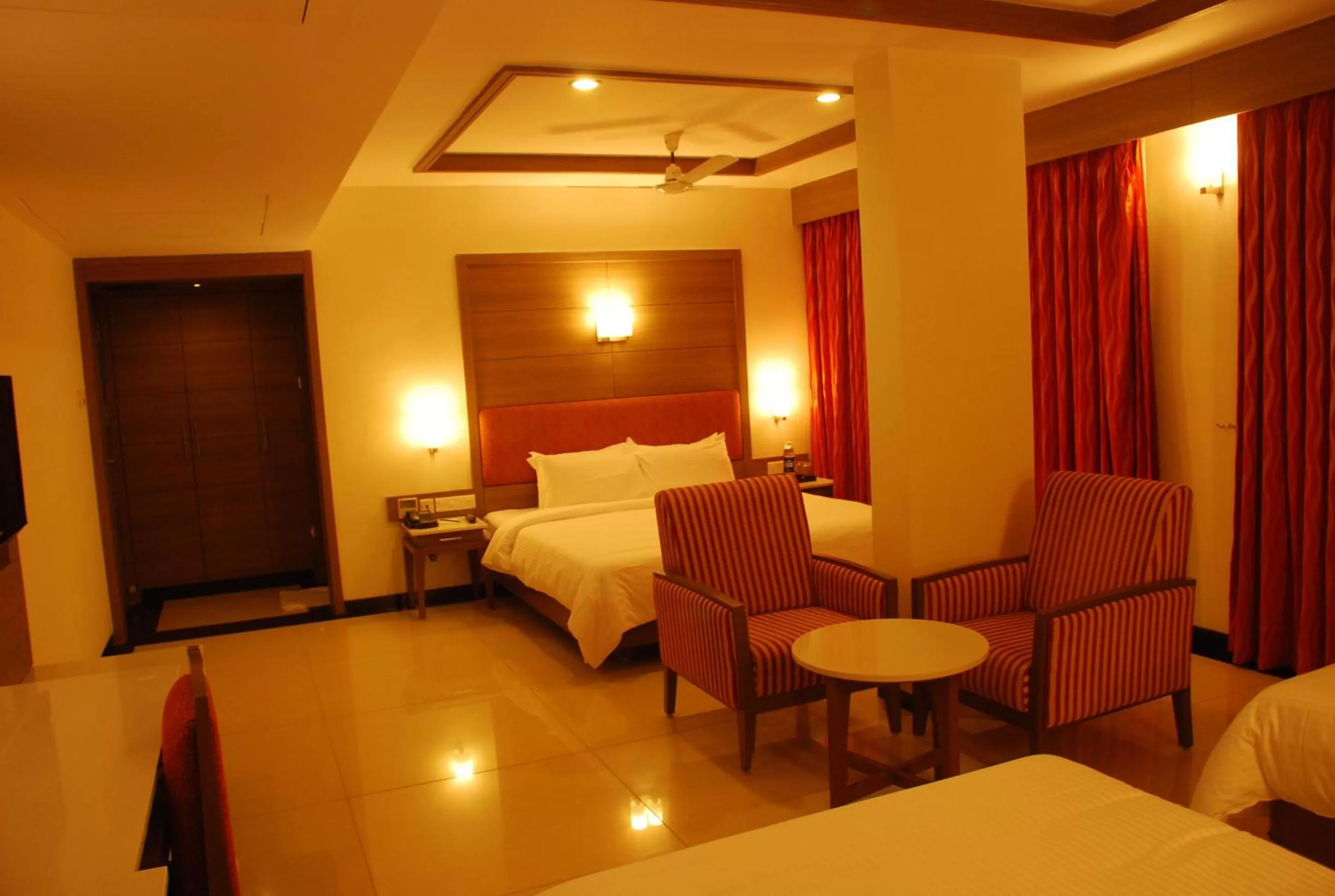 Living room, Bed in Clinton Park Inn