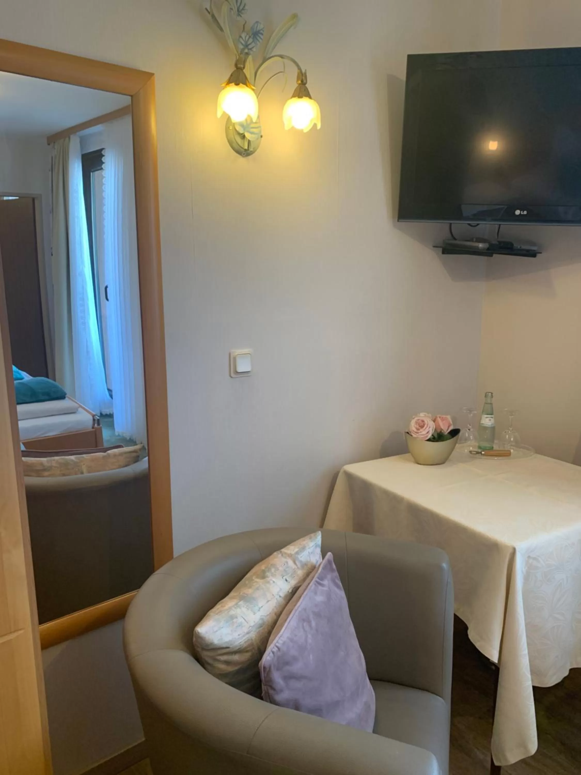 Seating area, Bed in Restaurant Landgasthof Zum Wiesengrund