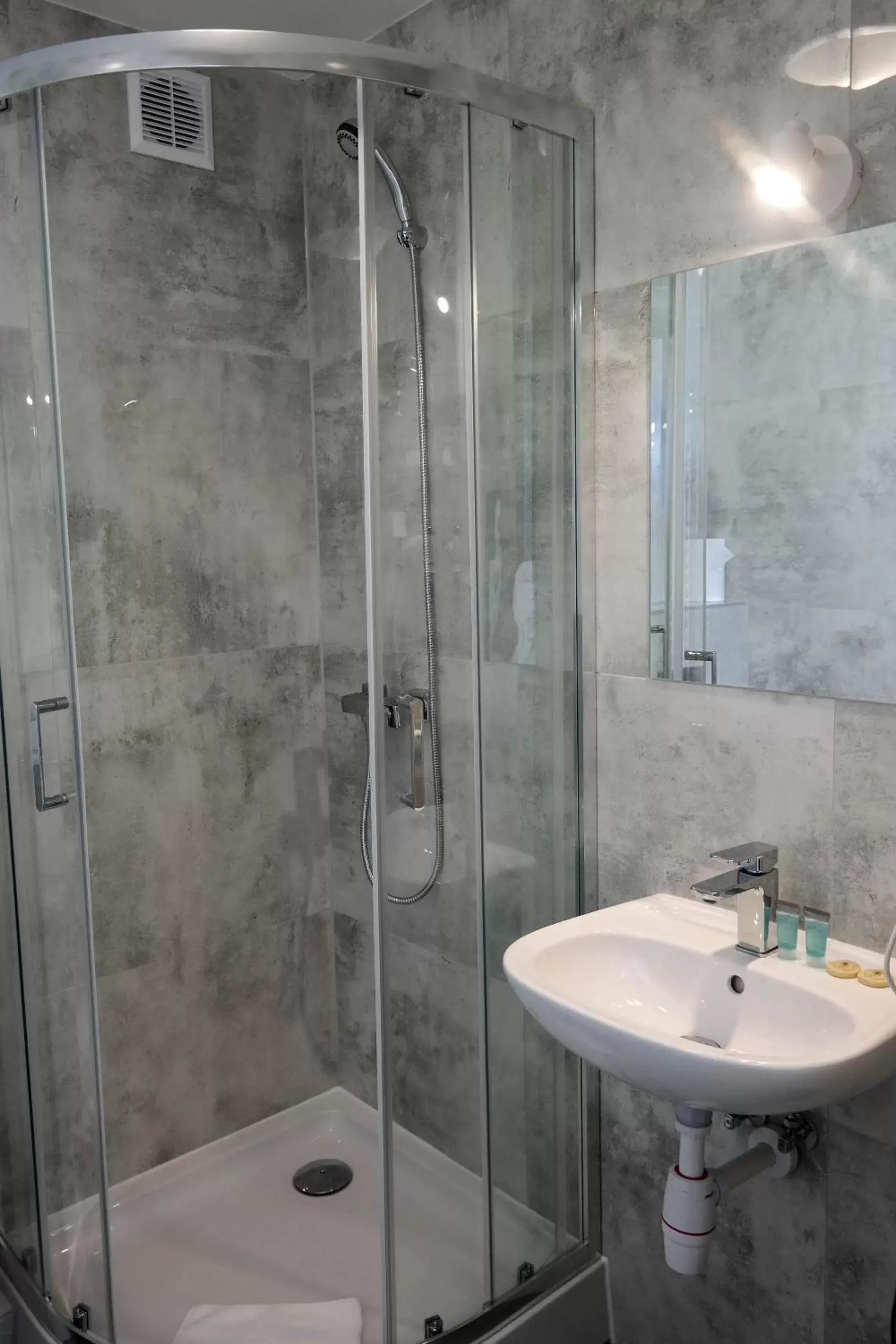 Quadruple Room with Bathroom - single occupancy in Hotel George Quadruple Room with Bathroom - single occupancy in Hotel George