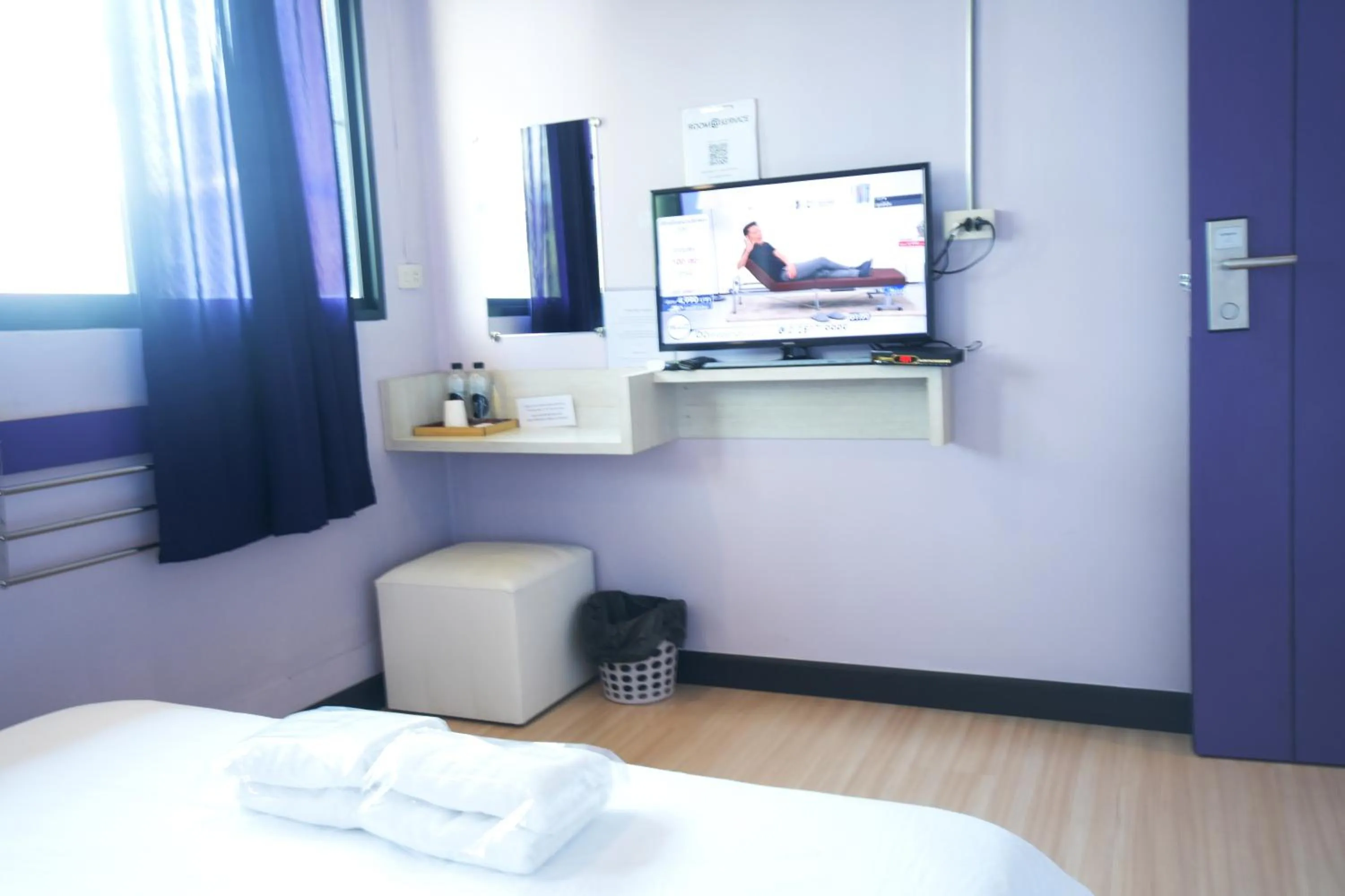 Photo of the whole room, Bed in Room@Vipa