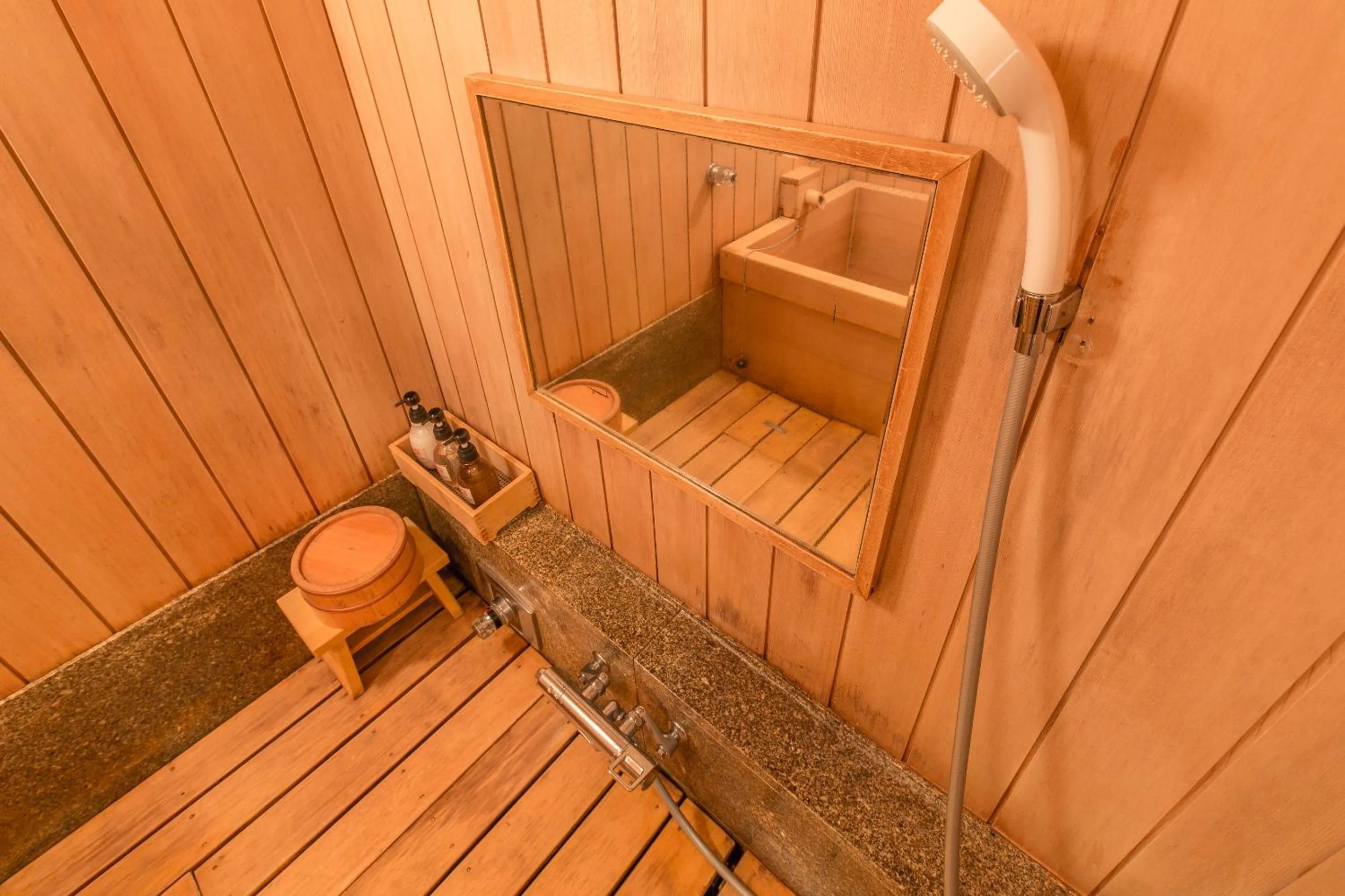 Shower in Honjin Hiranoya Kachoan