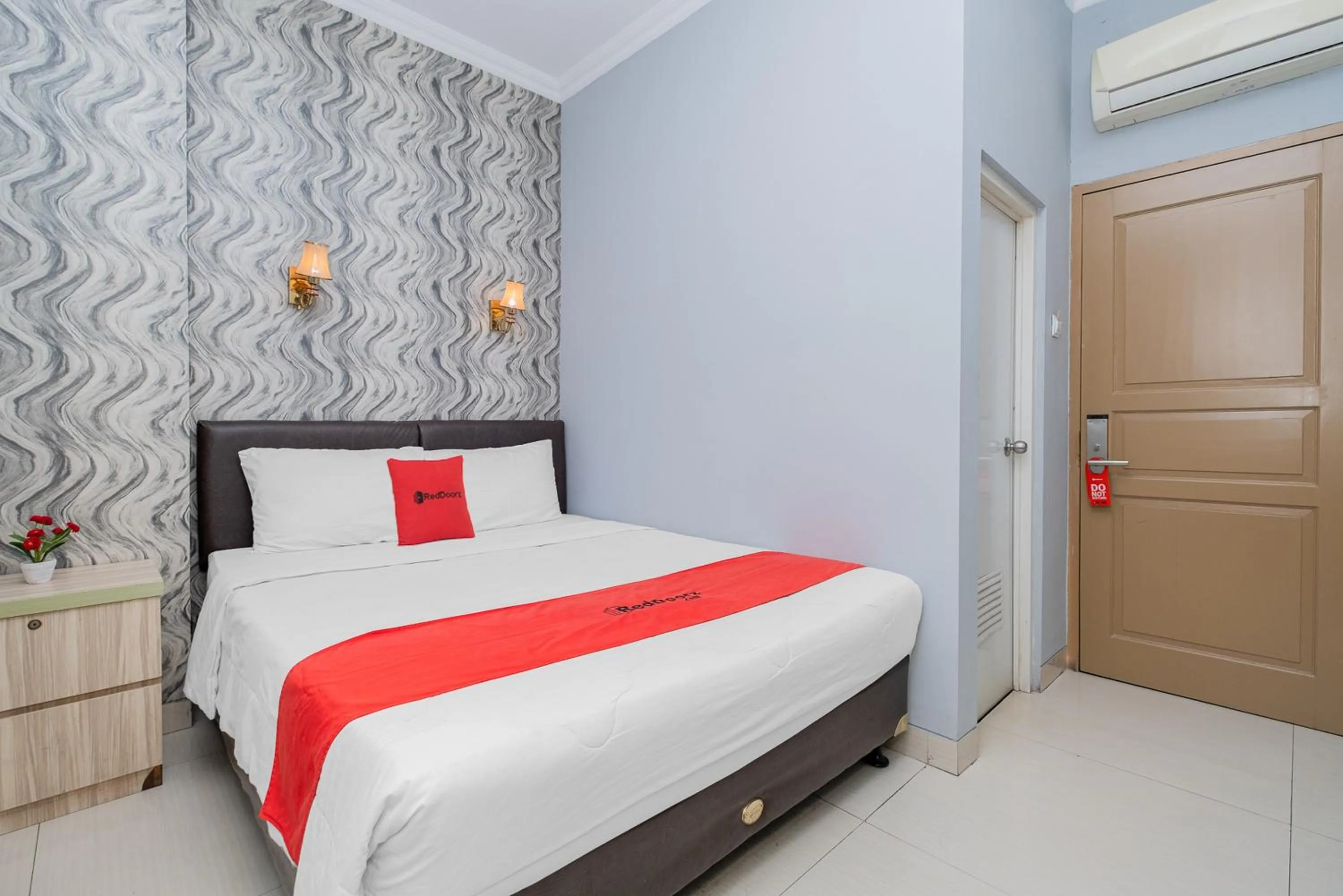 Bed in RedDoorz Plus @ Cideng Barat