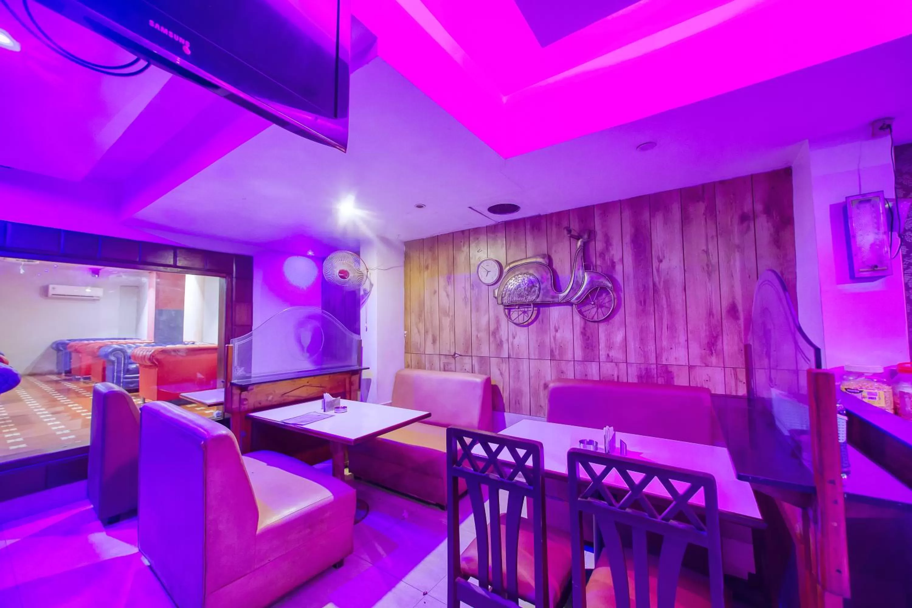 Lounge or bar in HOTEL WINDSOR CASTLE