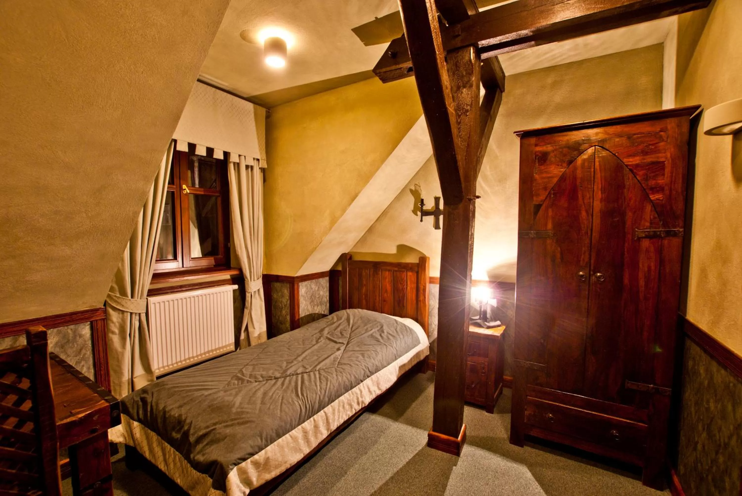 Bed, Bunk Bed in Zamek Uniejów