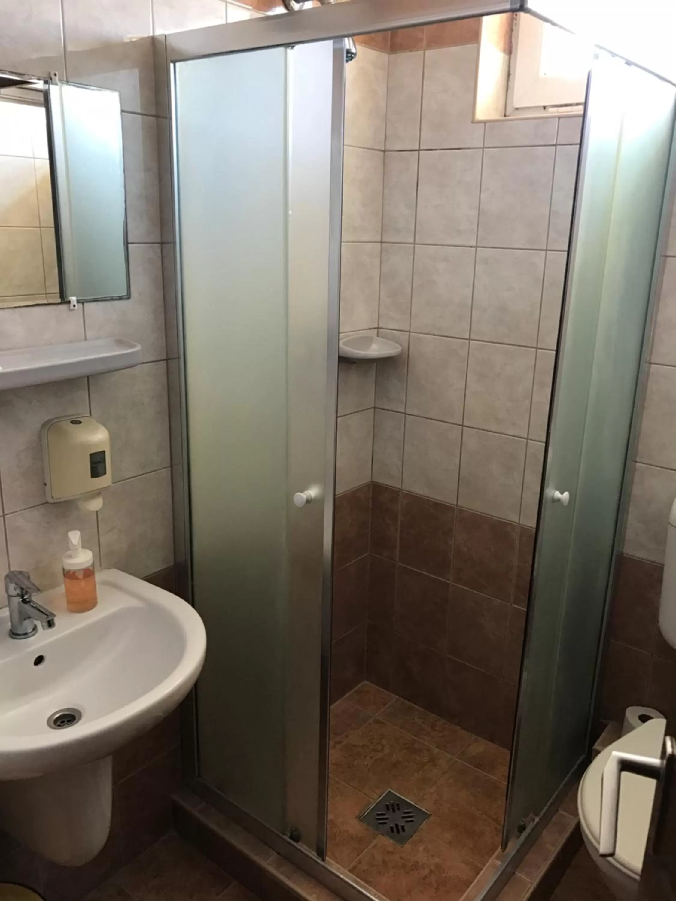 Bathroom in Romantik Étterem - Panzió