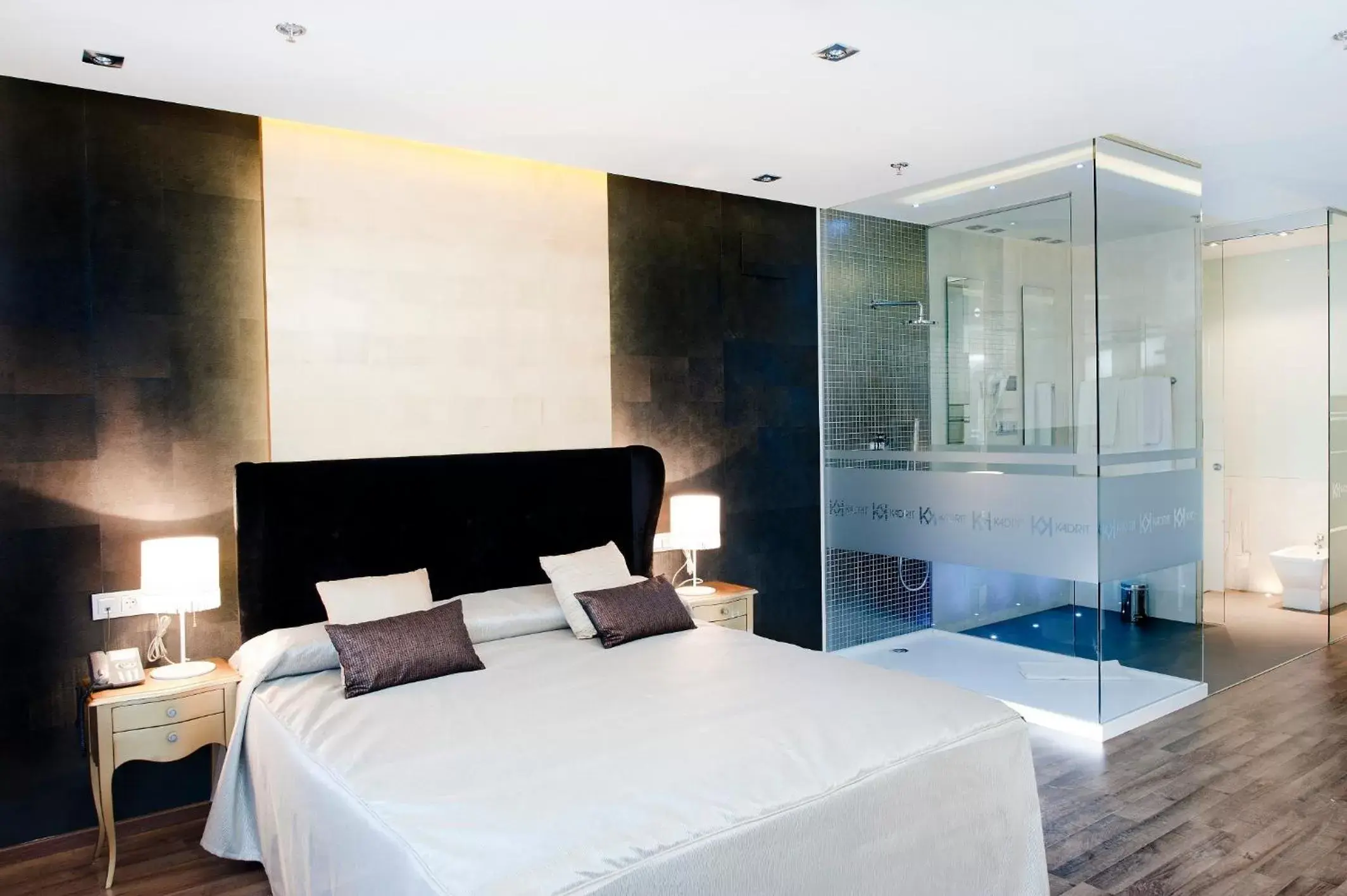 Double Room with Shower in Kadrit Hotel Double Room with Shower in Kadrit Hotel