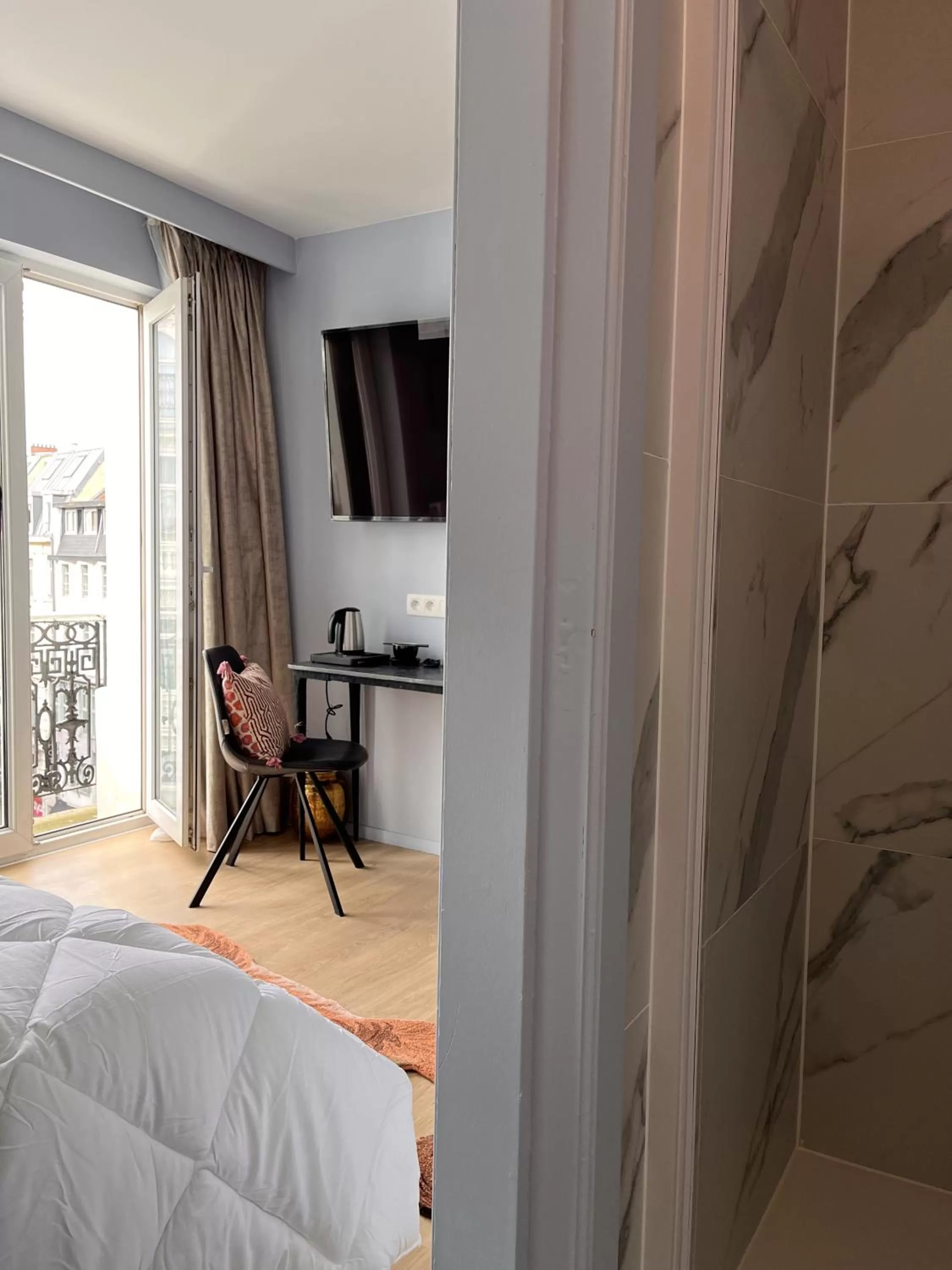 TV and multimedia, Bed in Hôtel La Pièce