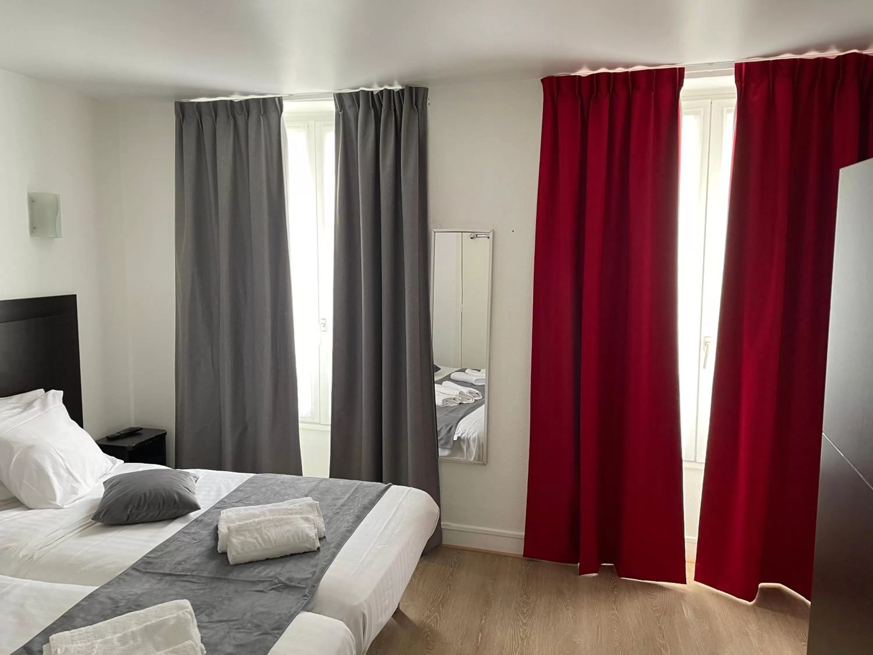 Bed in Hôtel de Bordeaux