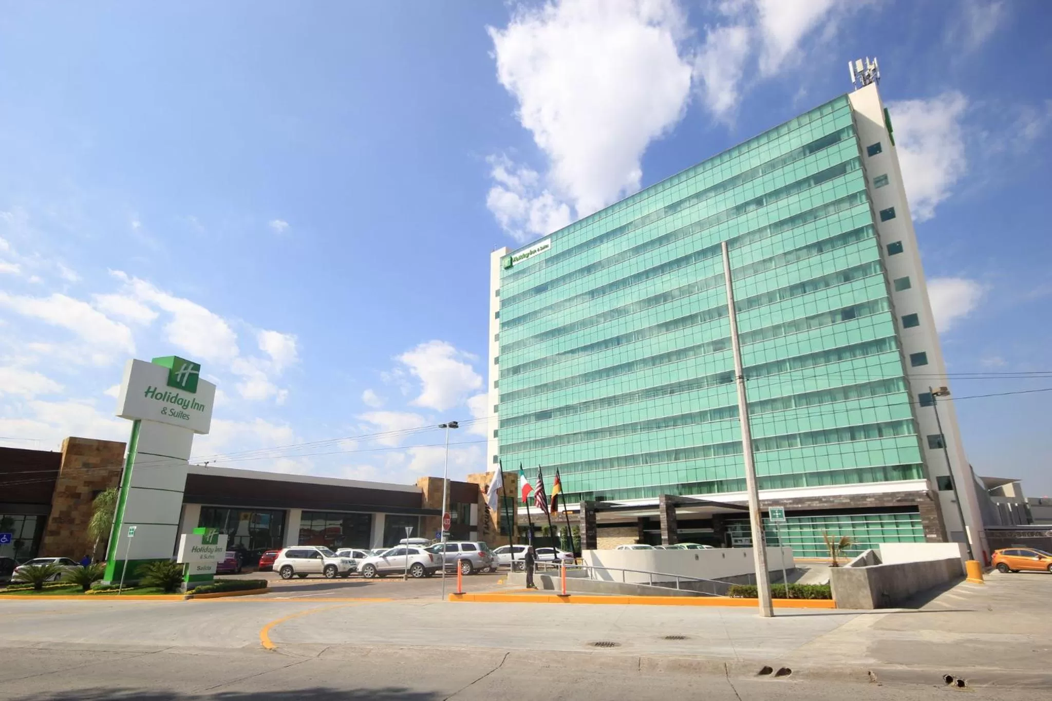 Property building in Holiday Inn & Suites Plaza Mayor by IHG