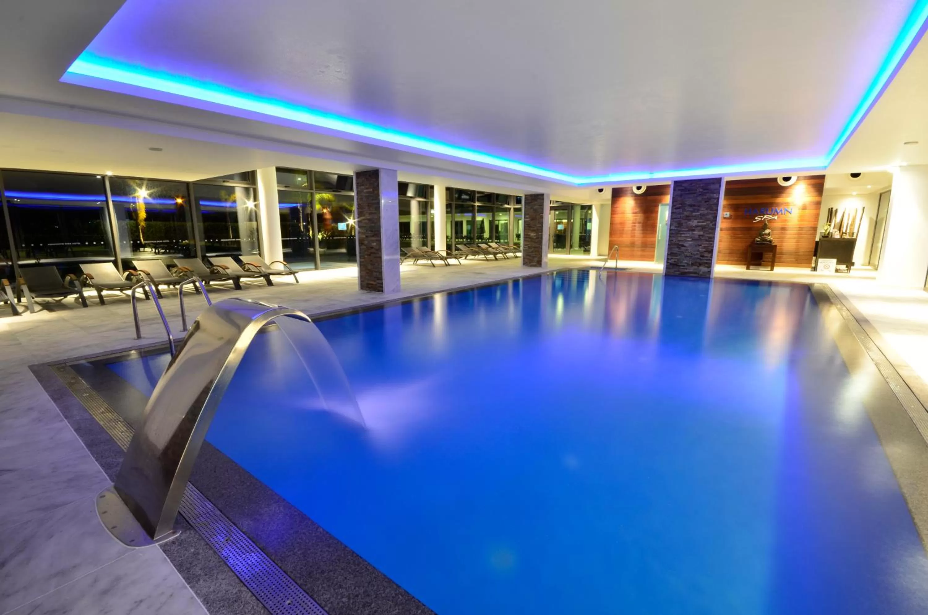 Swimming pool in Aquashow Park Hotel