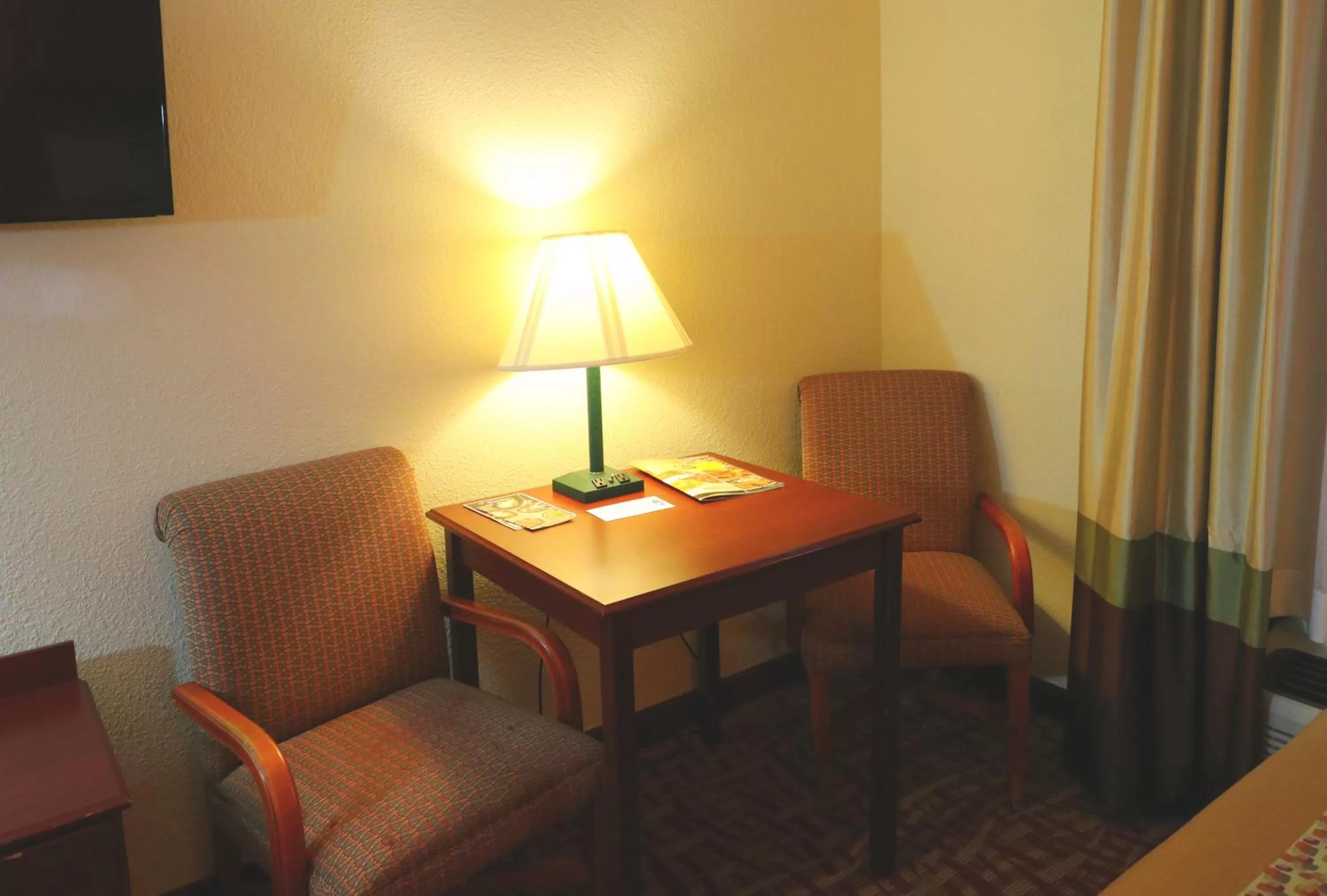 Seating area in Jefferson Inn Dandridge