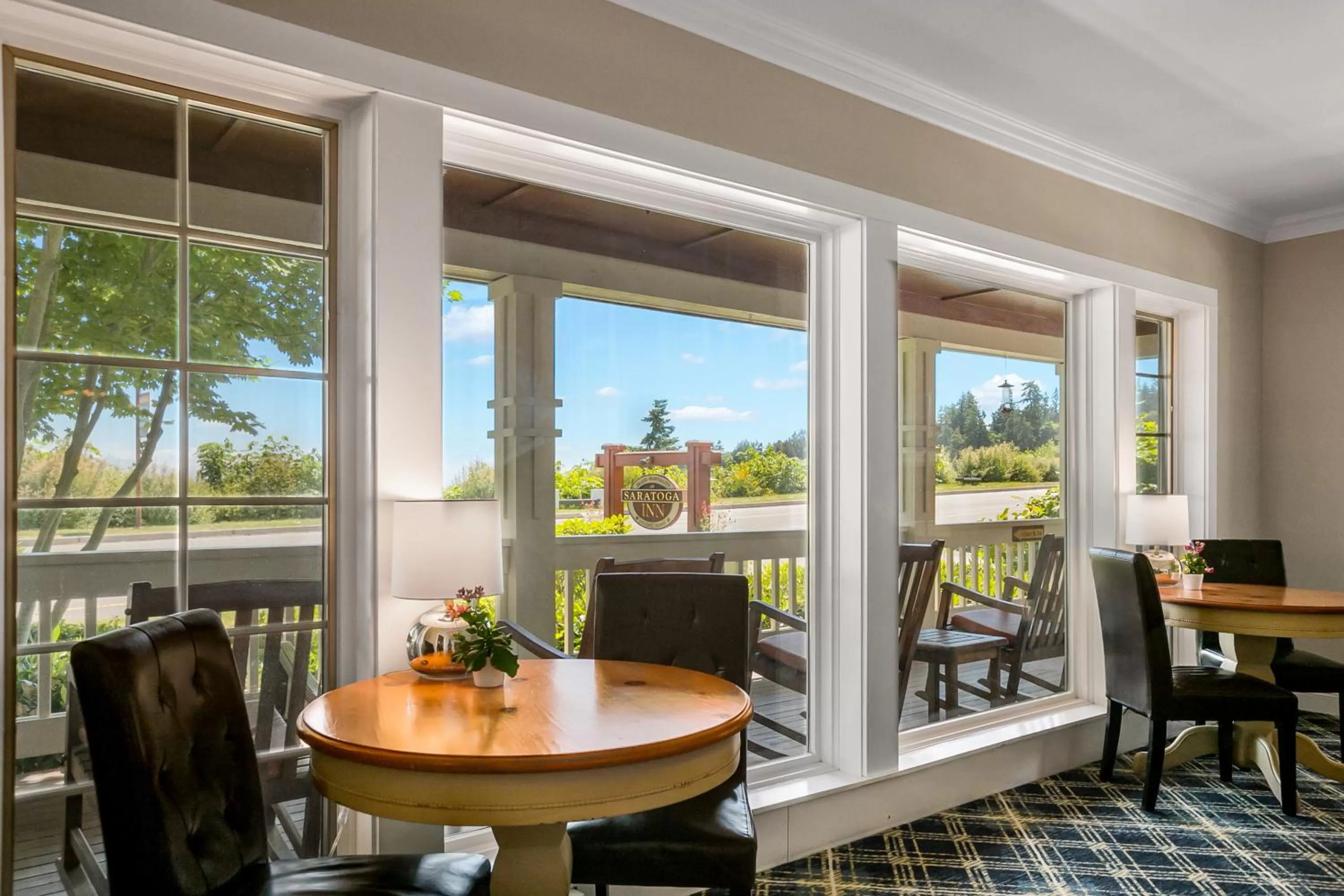 Seating area in Saratoga Inn
