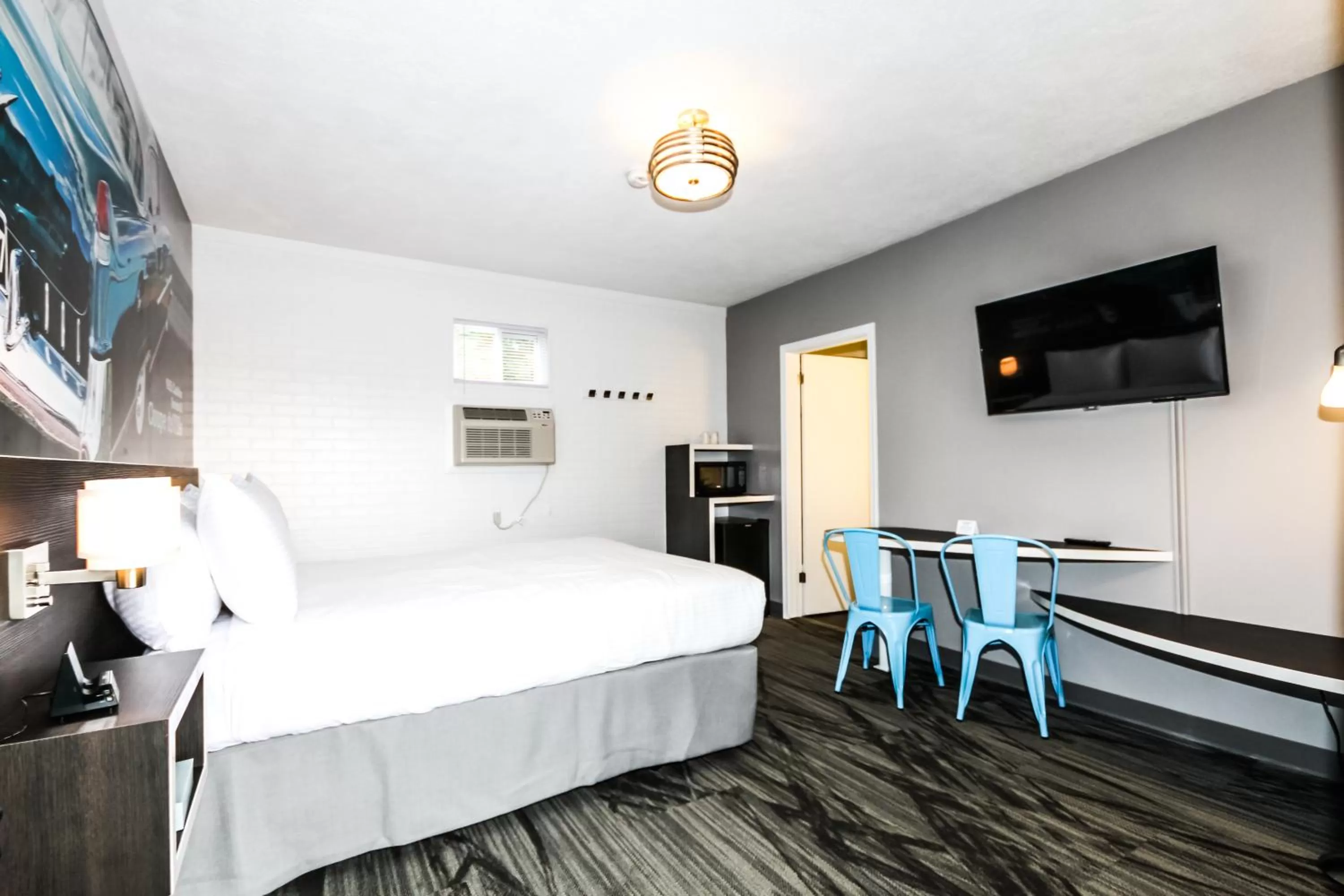 TV and multimedia, Bed in Cadillac Motel Niagara