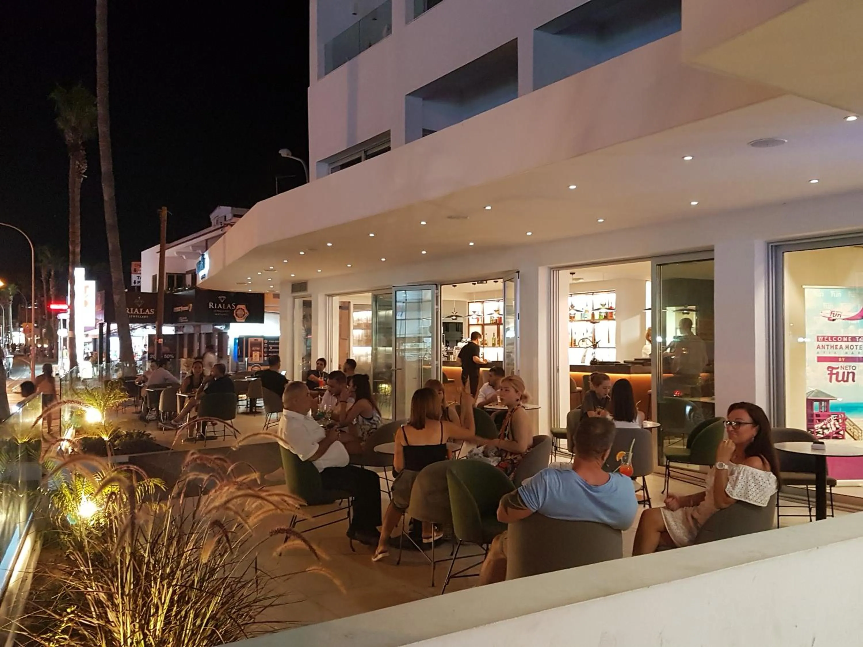 Restaurant/places to eat in Anthea Hotel Apartments