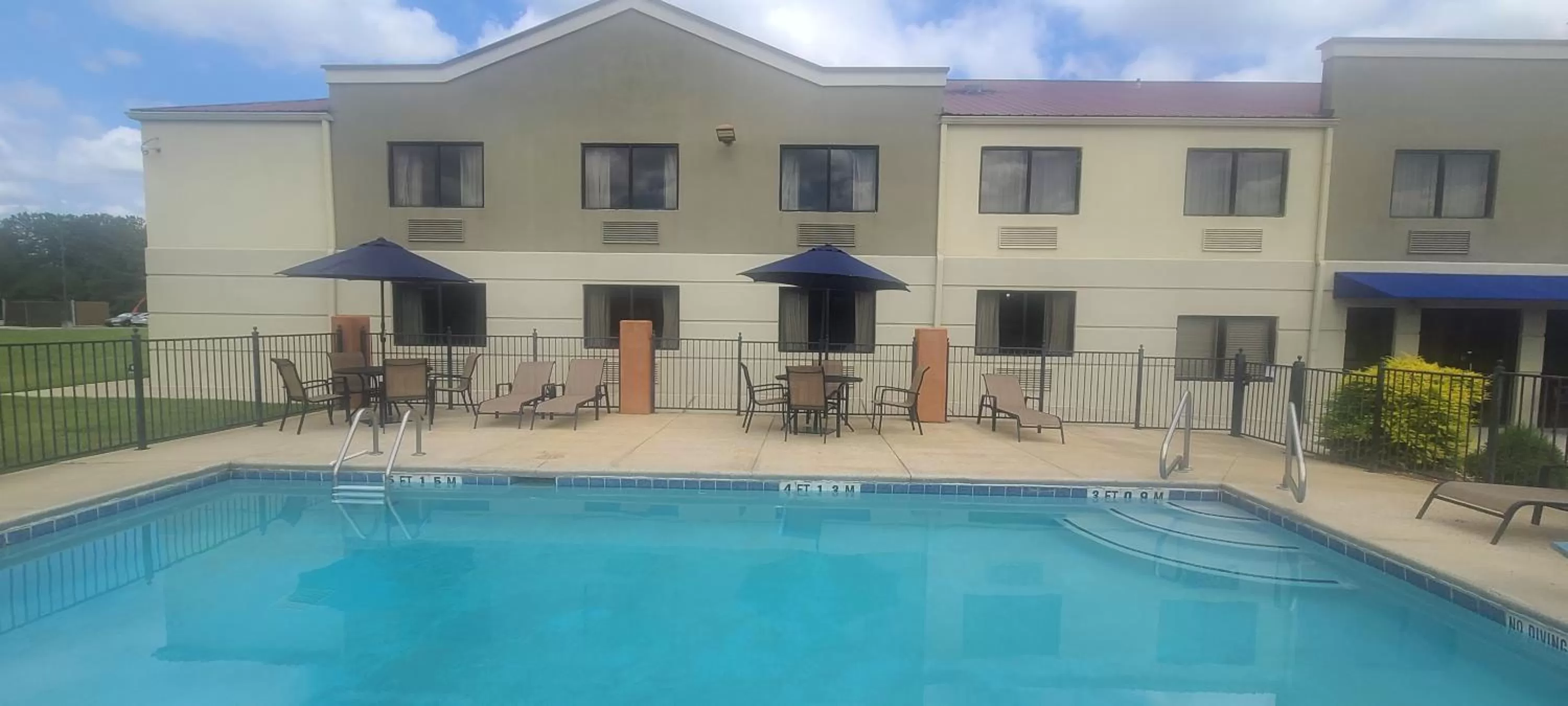 Swimming pool in Comfort Inn & Suites Leeds I-20