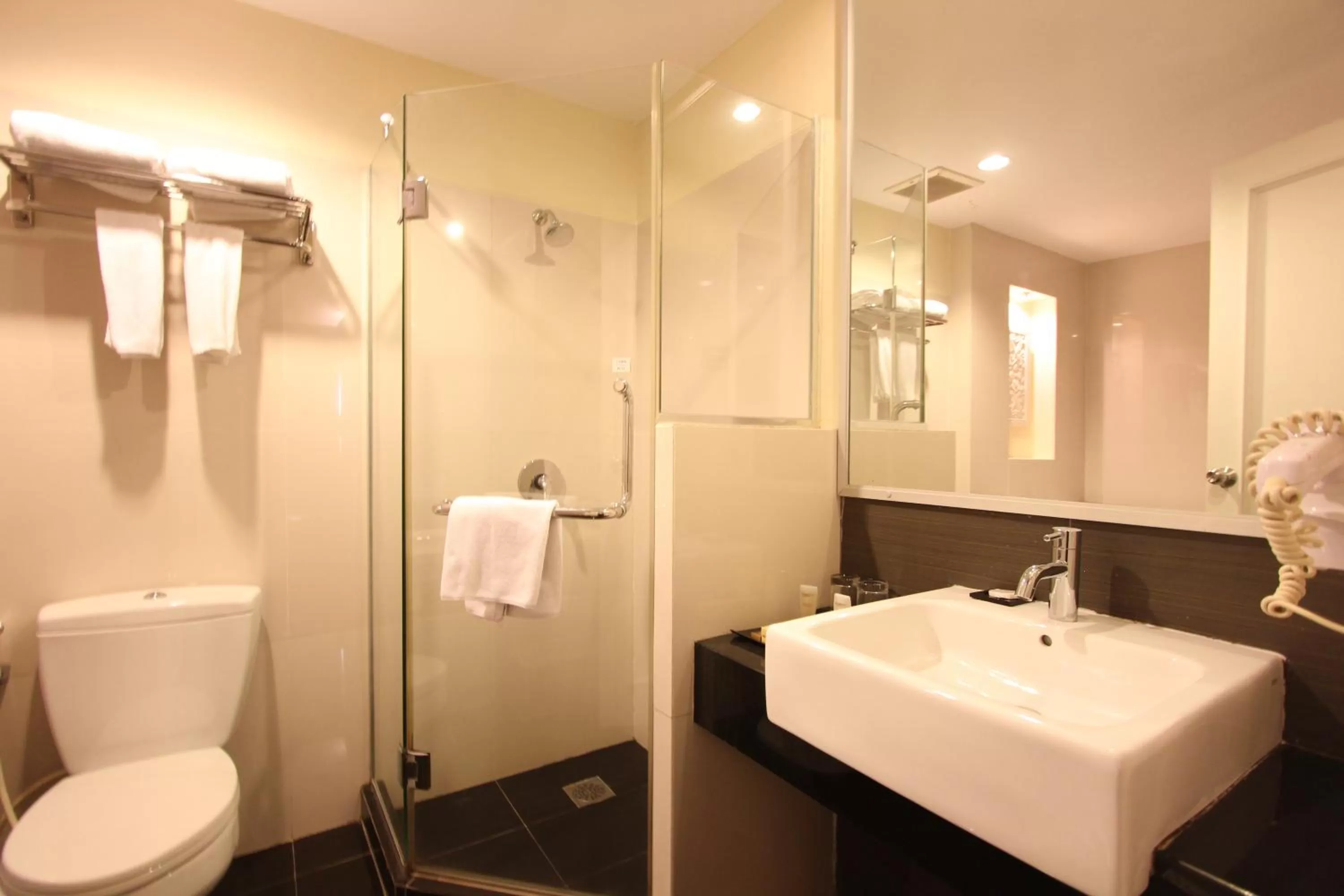 Bathroom in Harmoni One Convention Hotel and Service Apartments