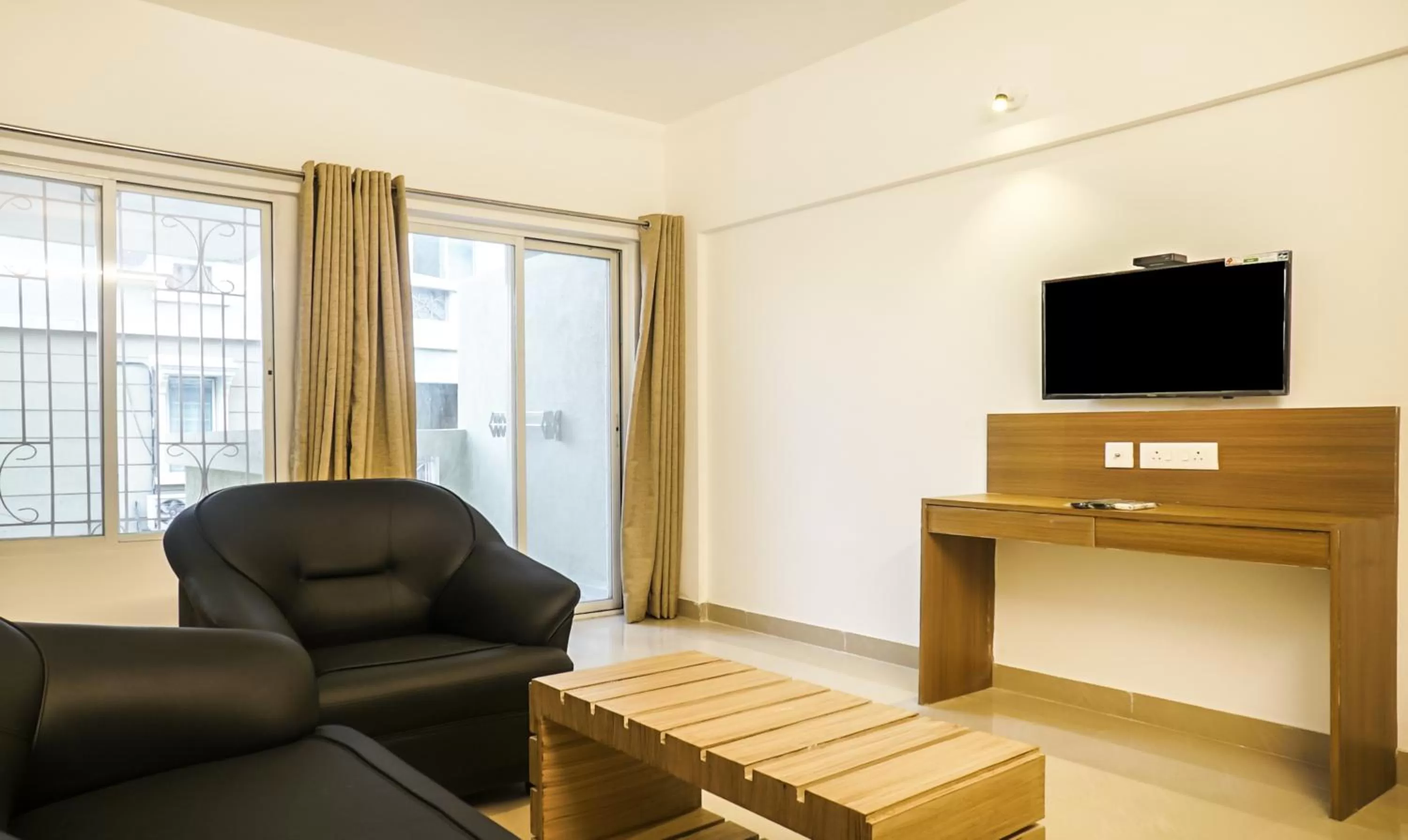 Living room in Treebo Luxe Suite, Shivaji Nagar