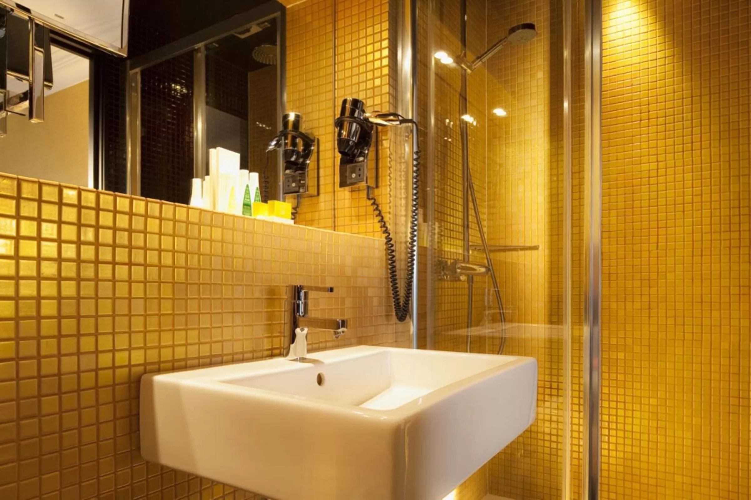 Bathroom in First Hotel Paris Tour Eiffel