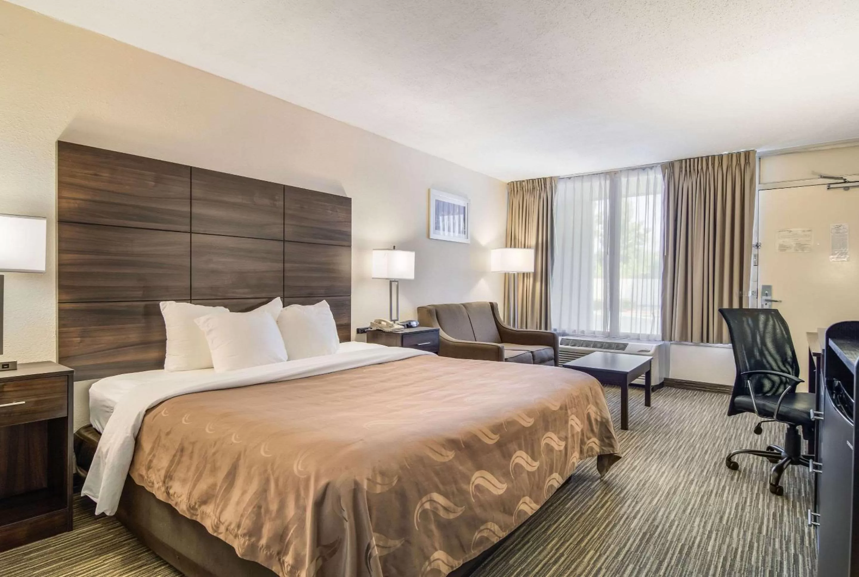 Photo of the whole room, Bed in Quality Inn Suwanee I-85