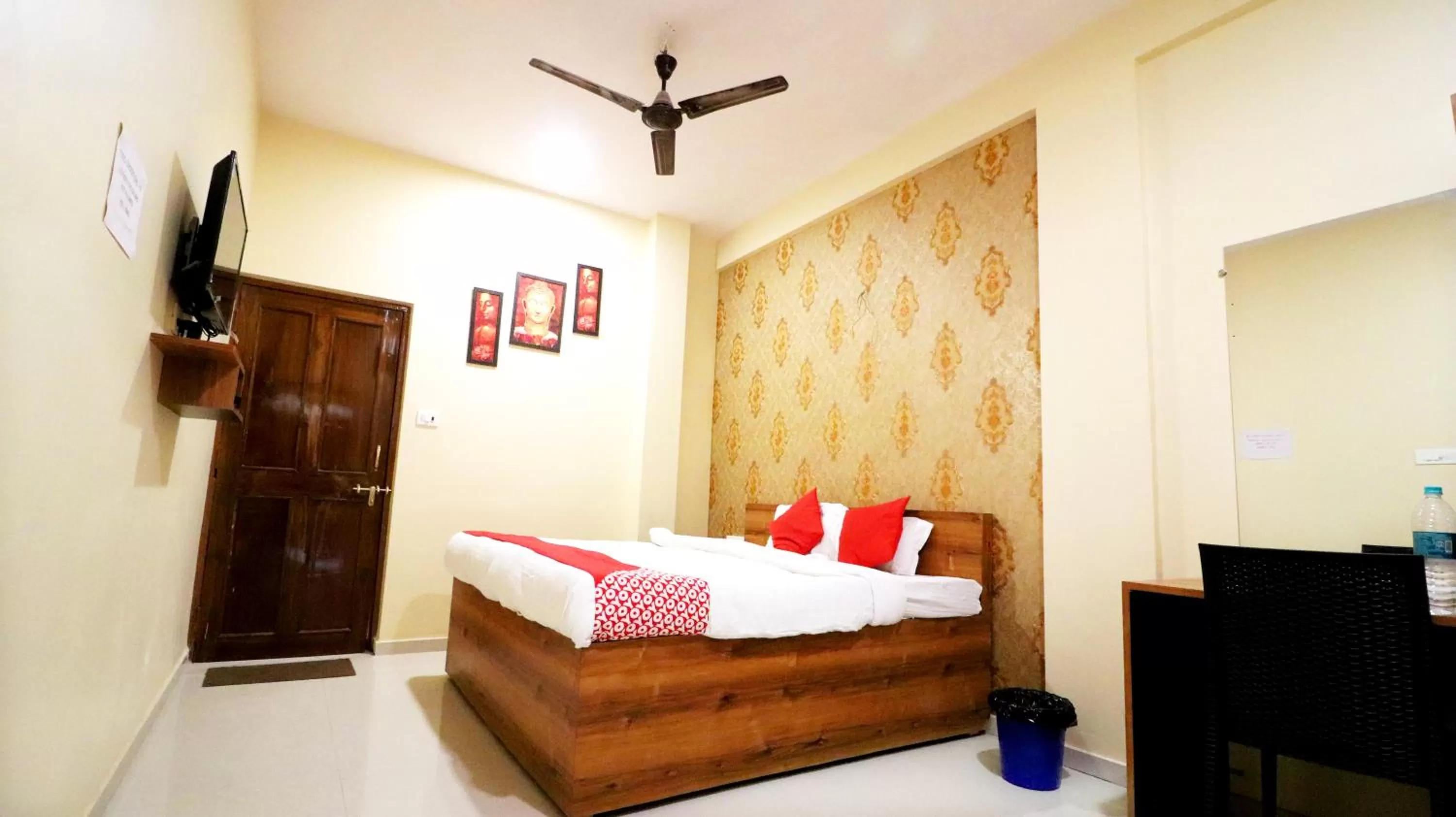 Bed in Hotel Neelkanth