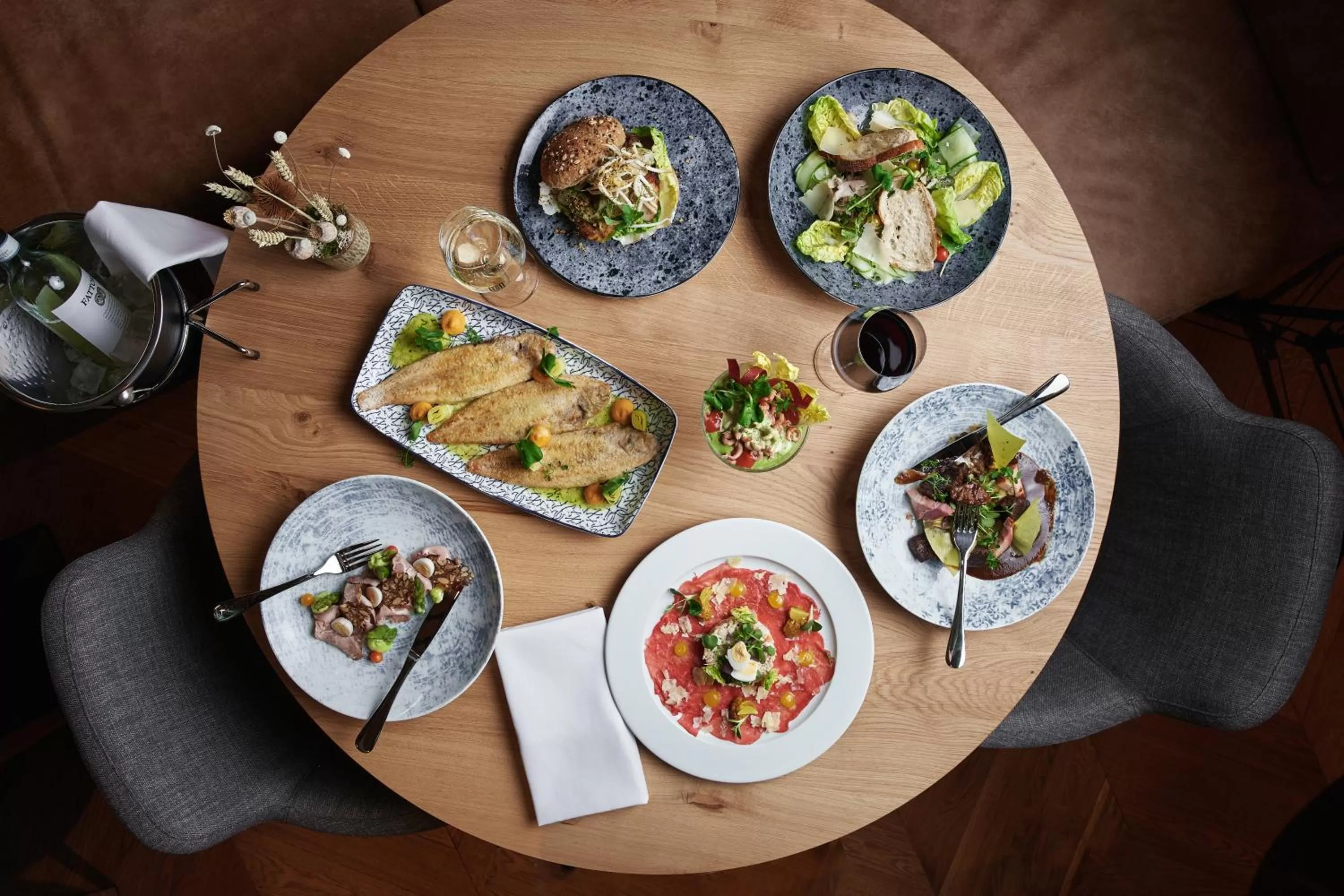 Restaurant/places to eat in The Market Hotel