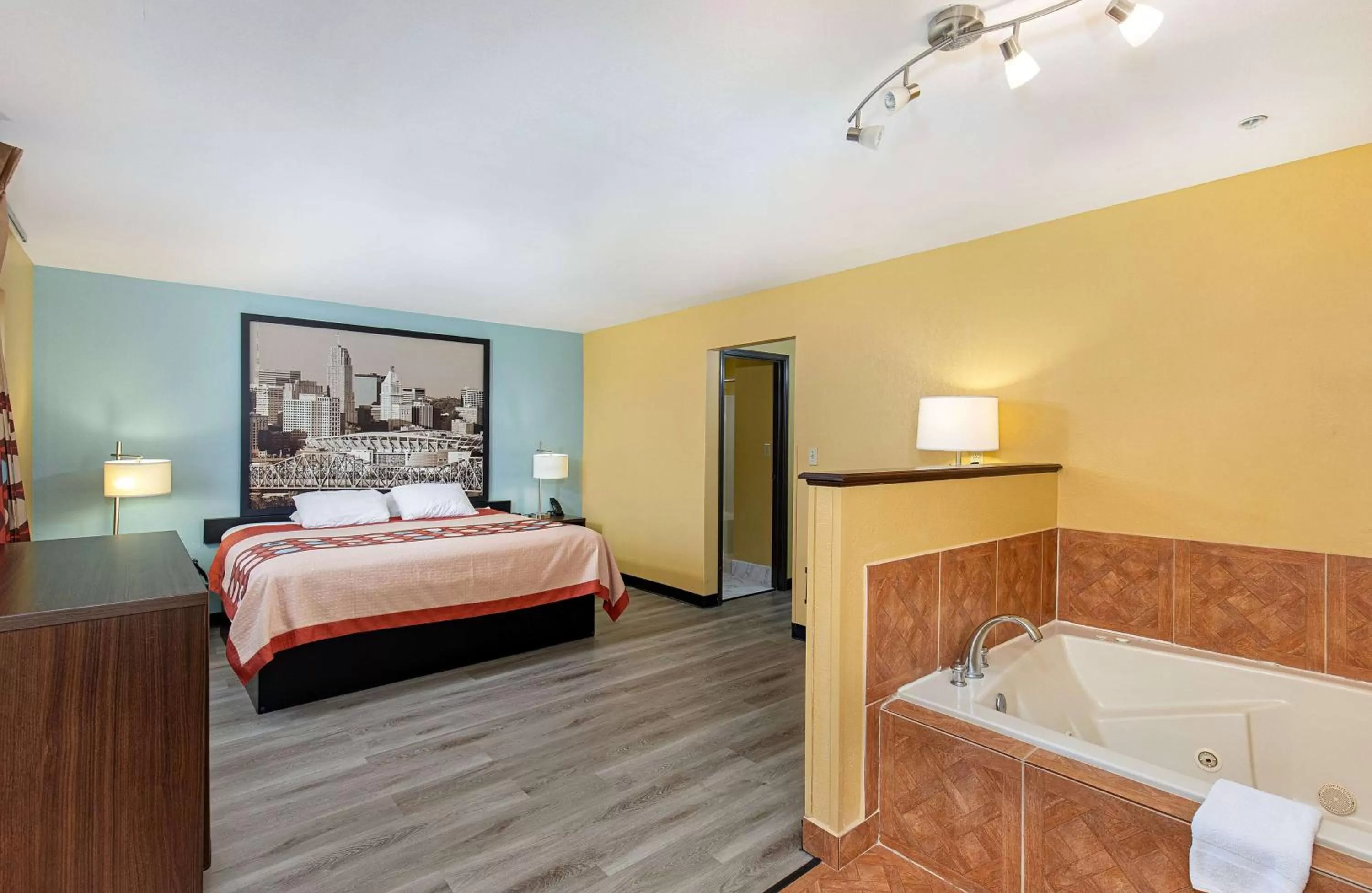 Photo of the whole room, Bed in Super 8 by Wyndham Eddyville/Kuttawa