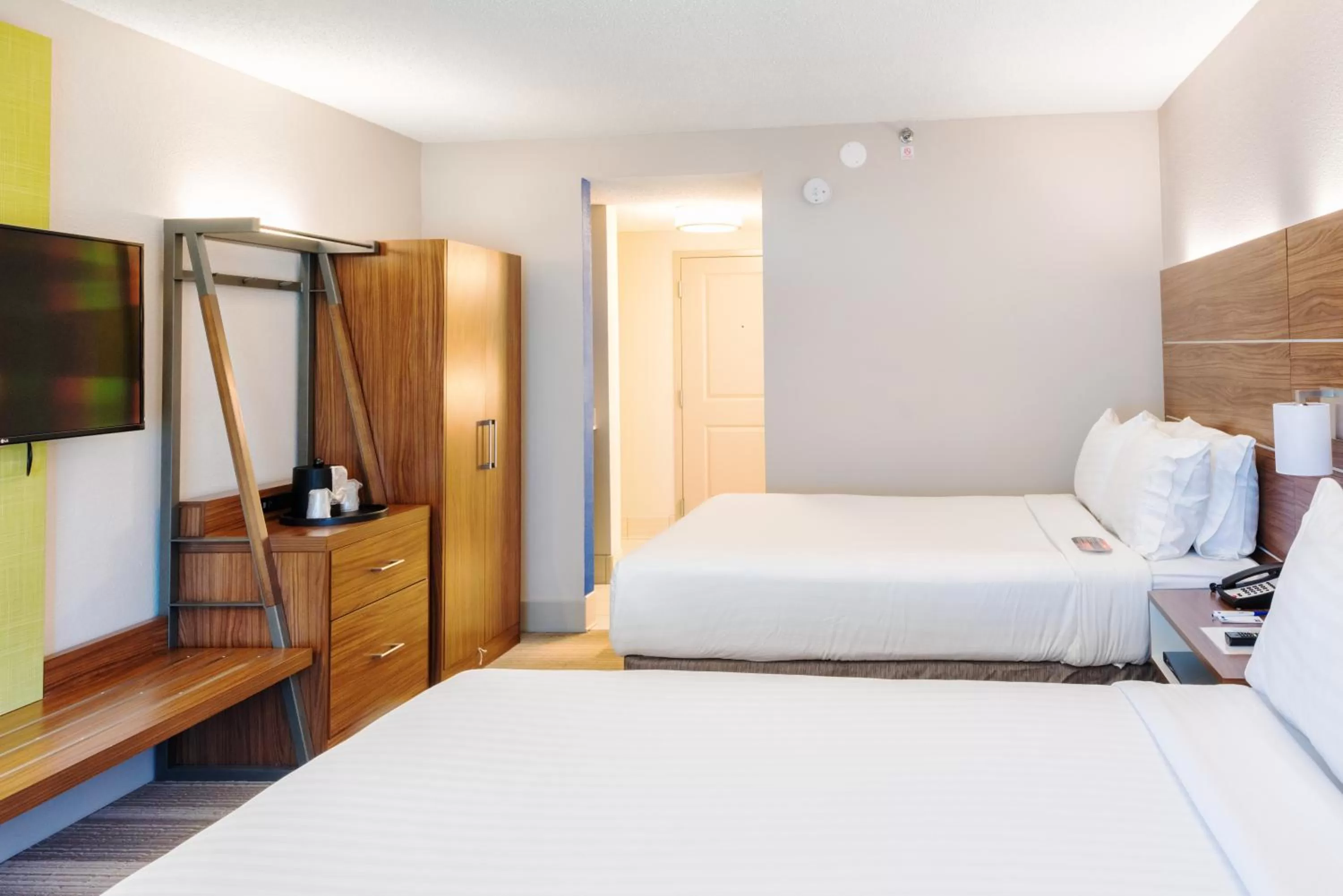 Photo of the whole room, Bed in Holiday Inn Express Charleston US Highway 17 & I-526 by IHG