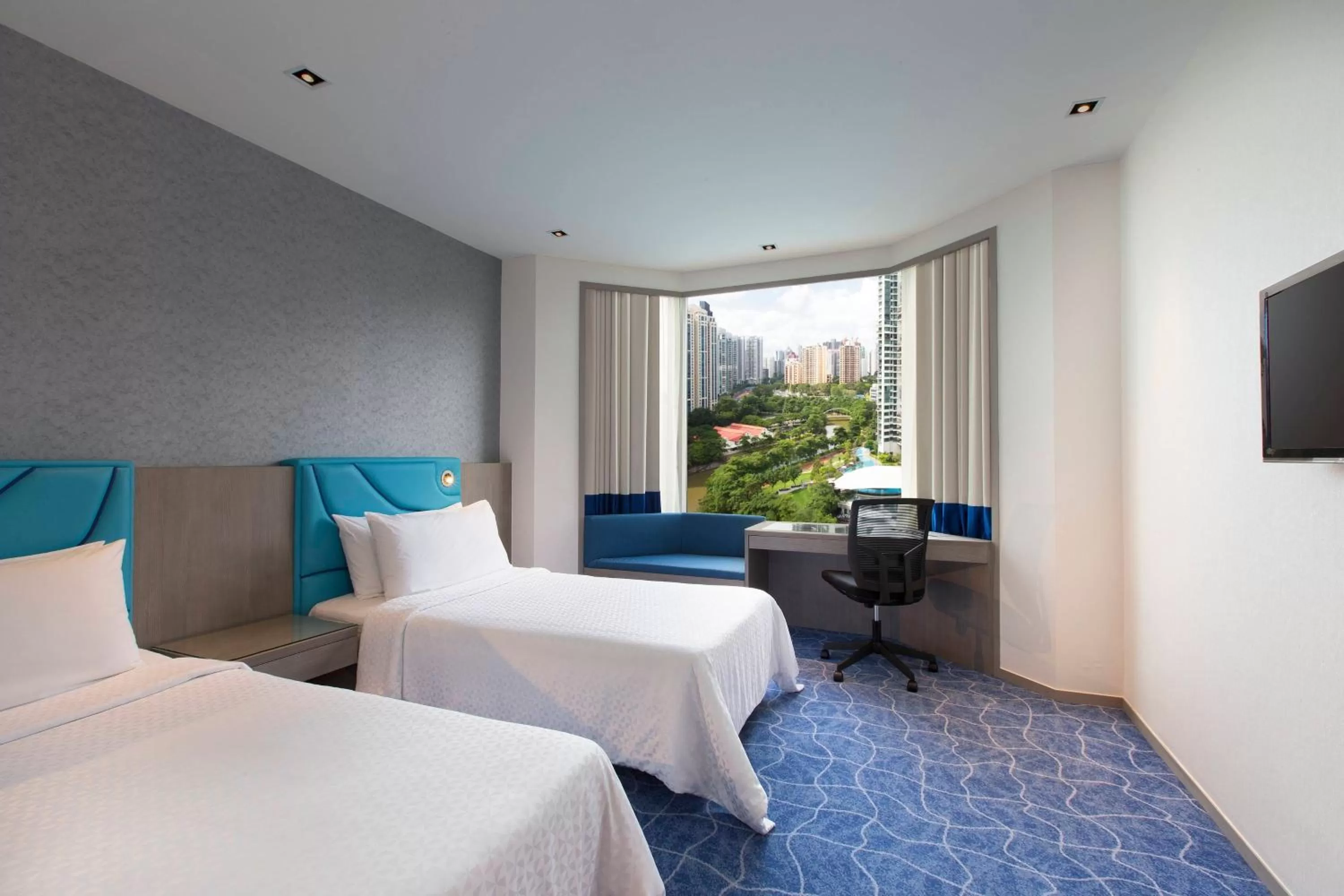 Photo of the whole room, Bed in Four Points by Sheraton Singapore, Riverview