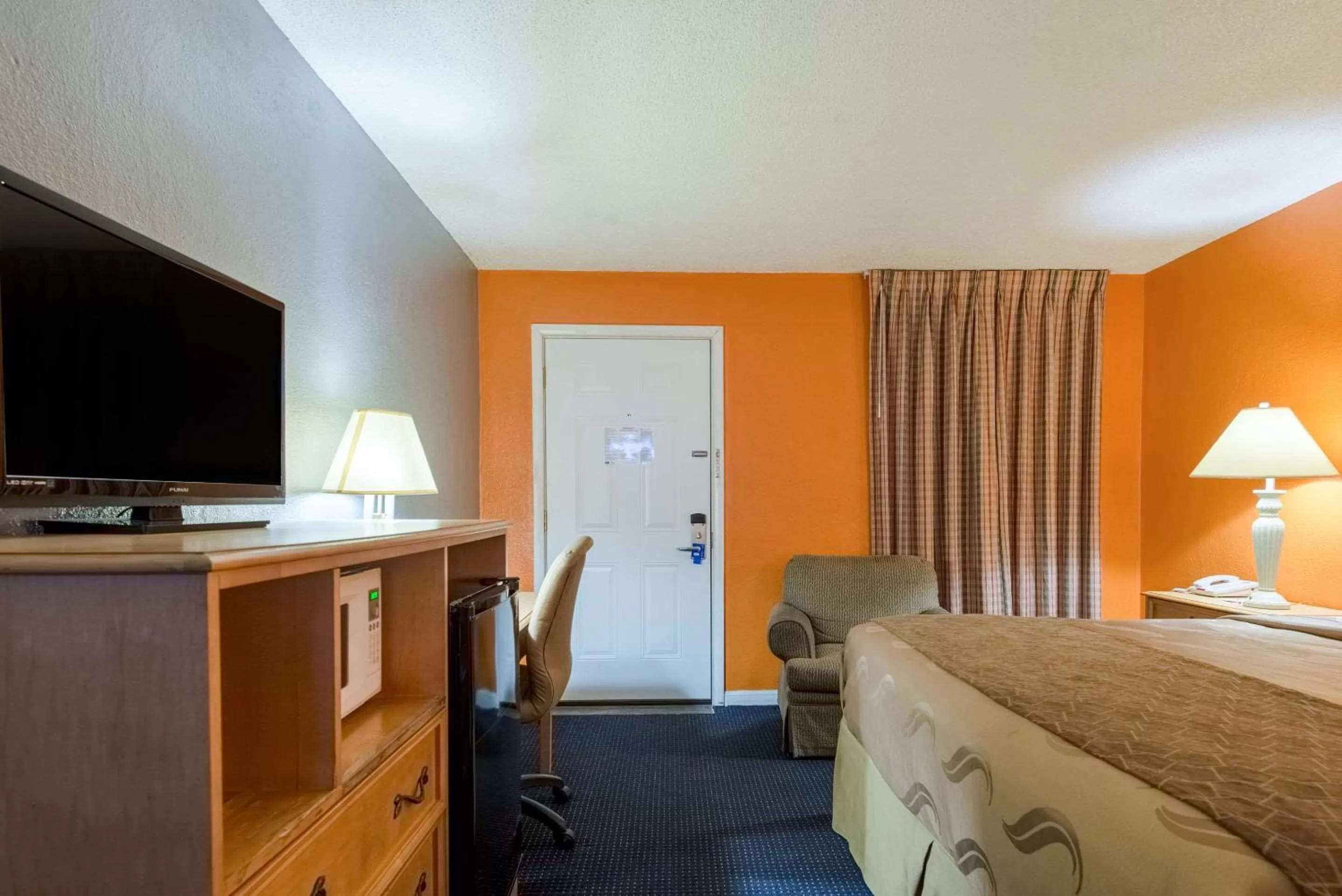 Photo of the whole room, Bed in Highway Inn