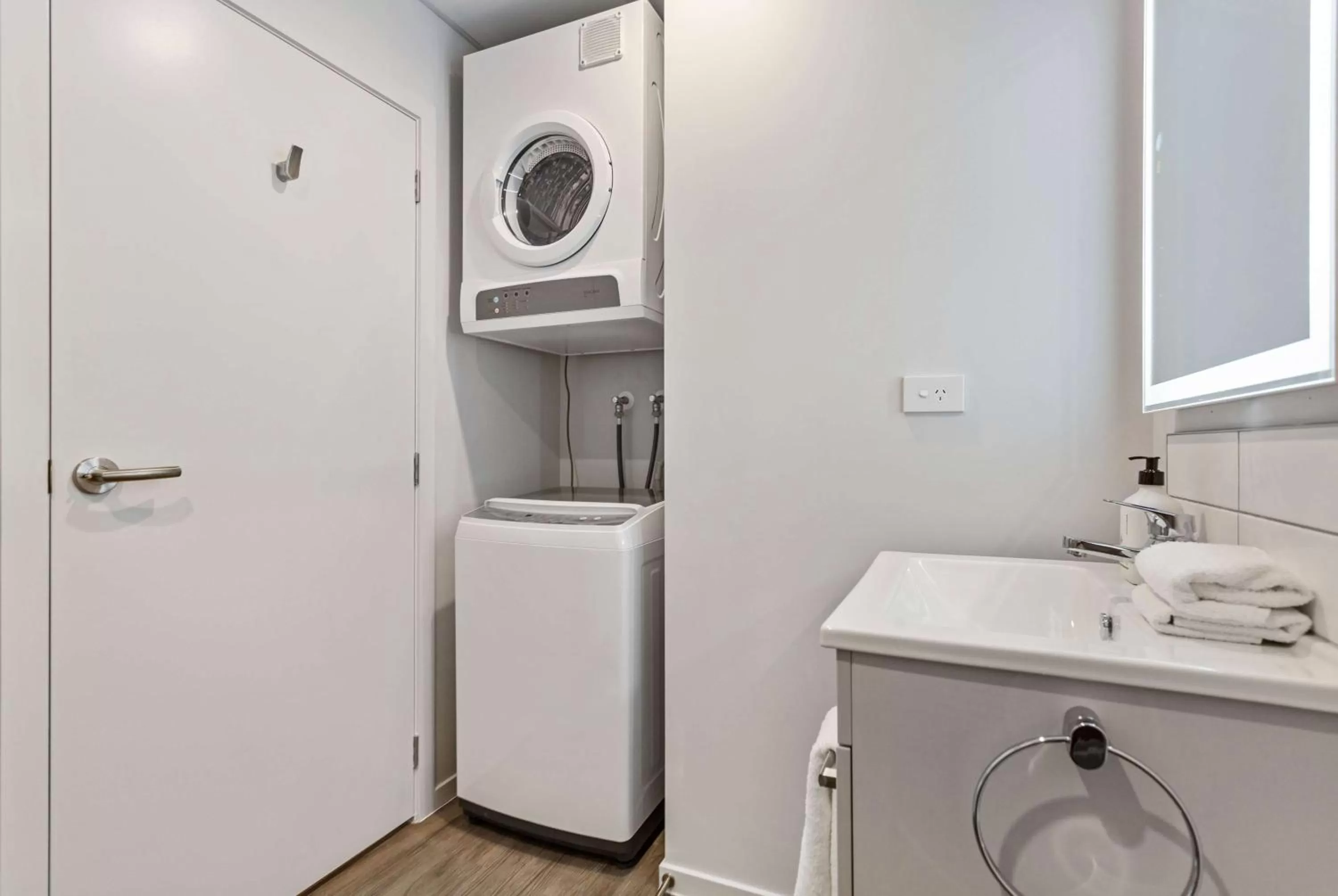 Photo of the whole room in Ramada by Wyndham Newmarket Auckland