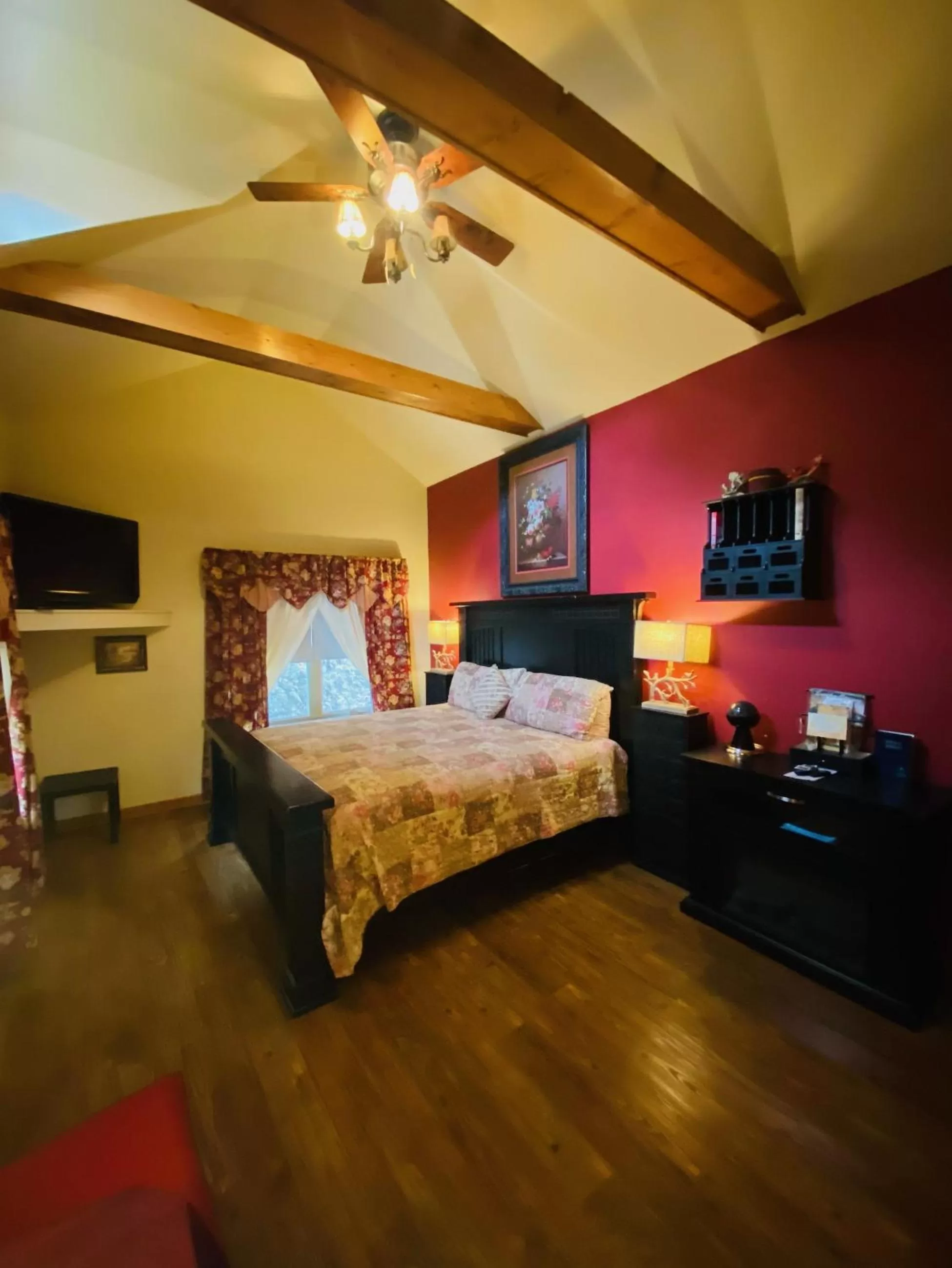 Photo of the whole room, Bed in All Seasons Treehouse Village