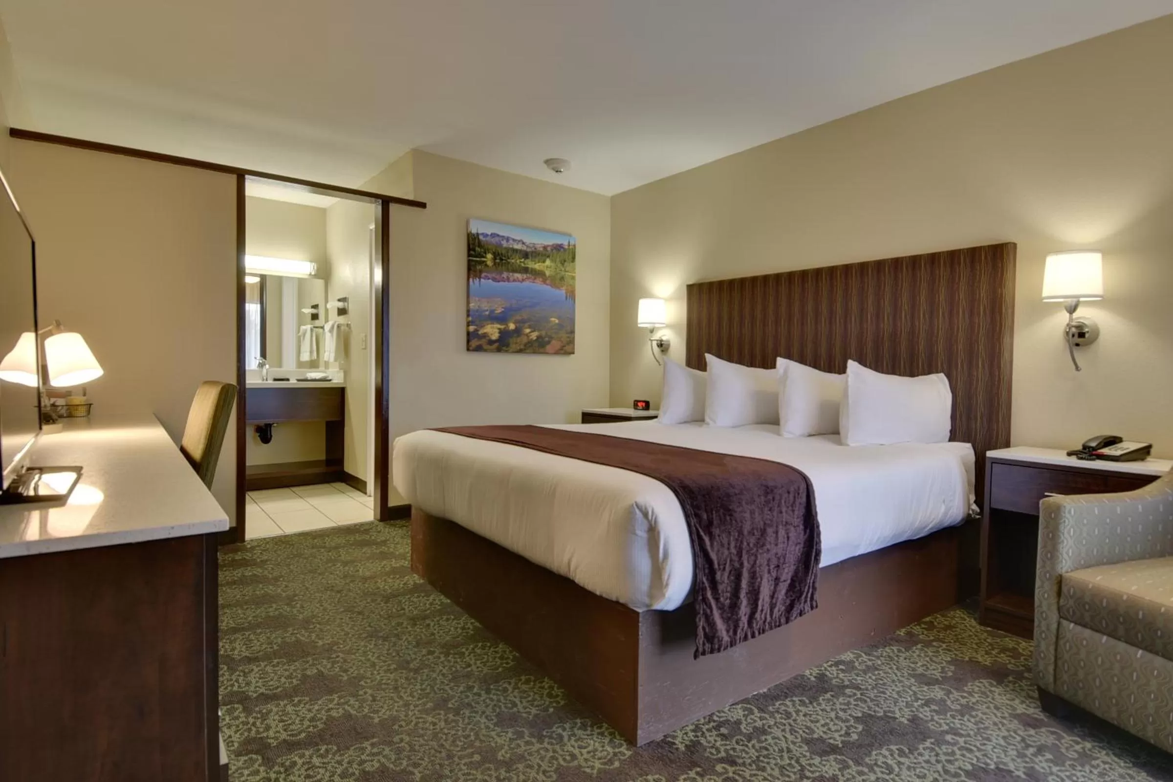 Photo of the whole room, Bed in Vagabond Inn Bishop