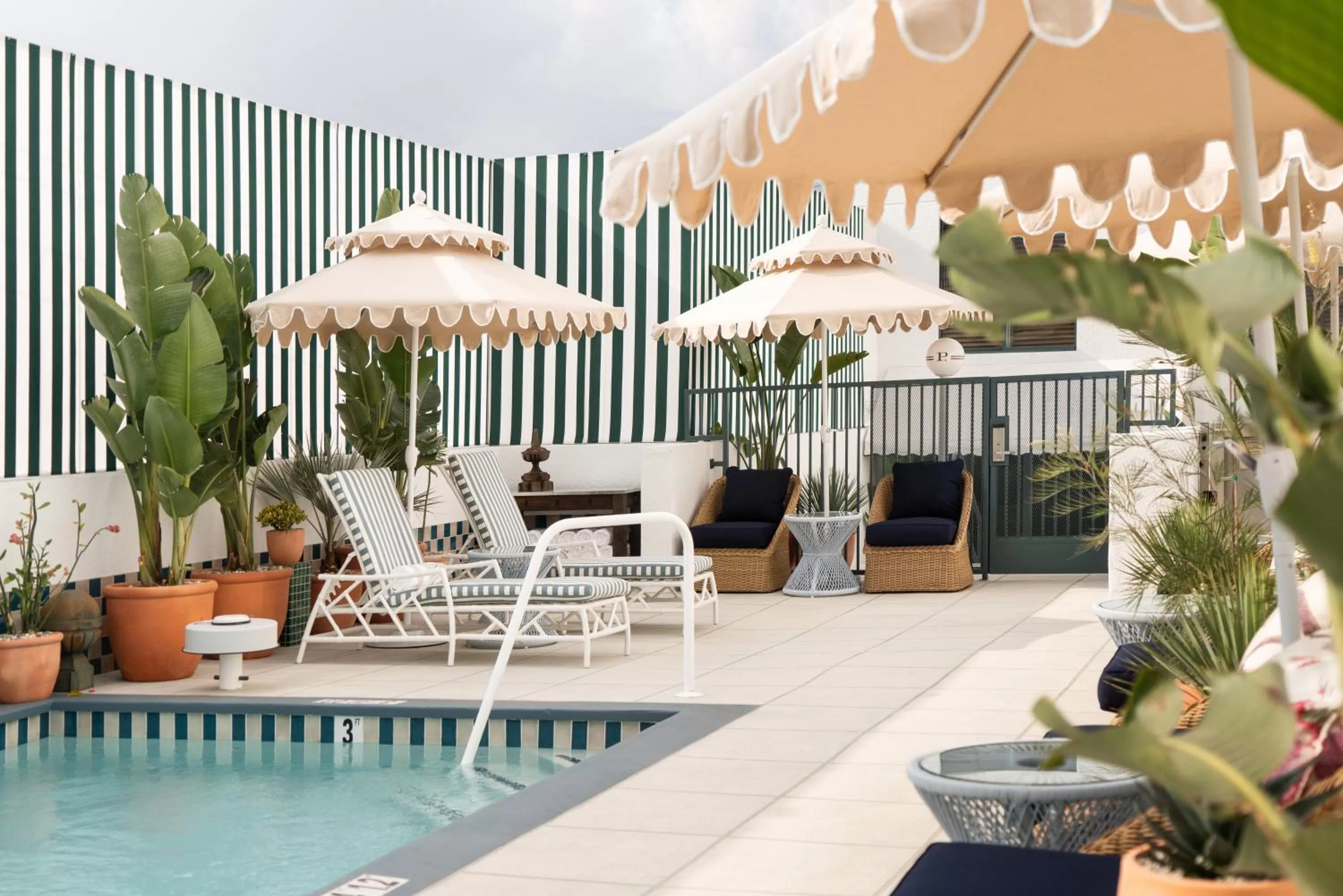 Swimming pool in Palihouse West Hollywood at Beverly Hills