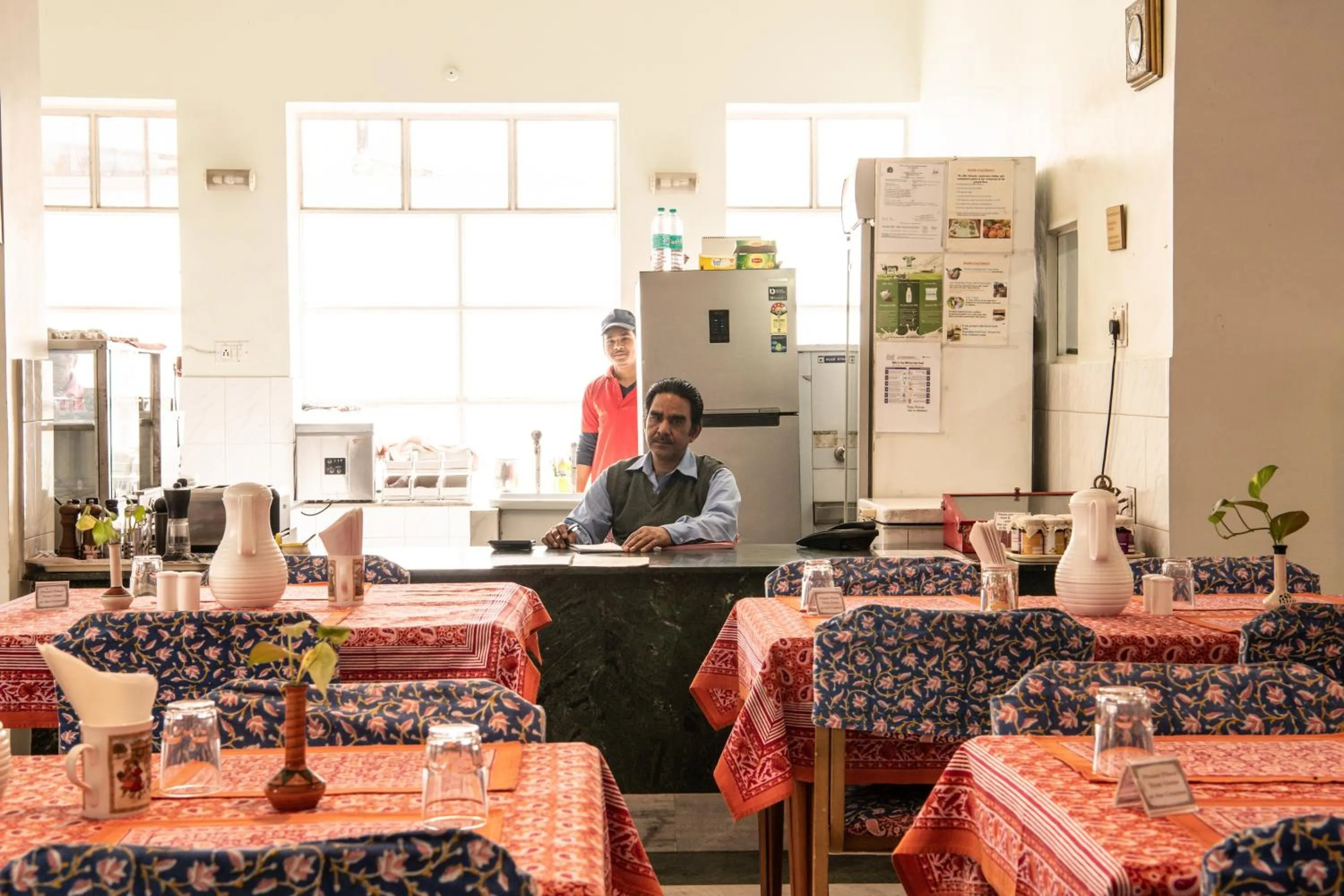 Restaurant/places to eat in Tara Niwas