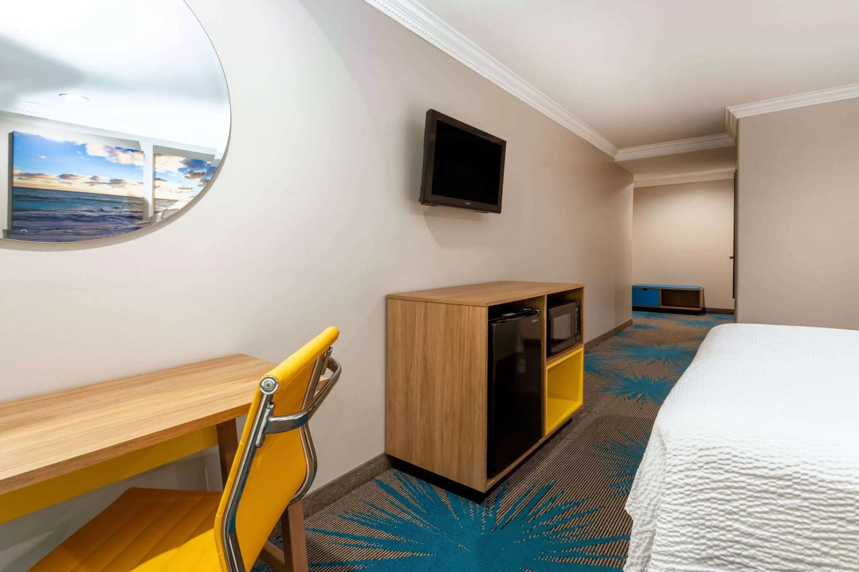 Photo of the whole room, Bed in Days Inn by Wyndham Santa Monica