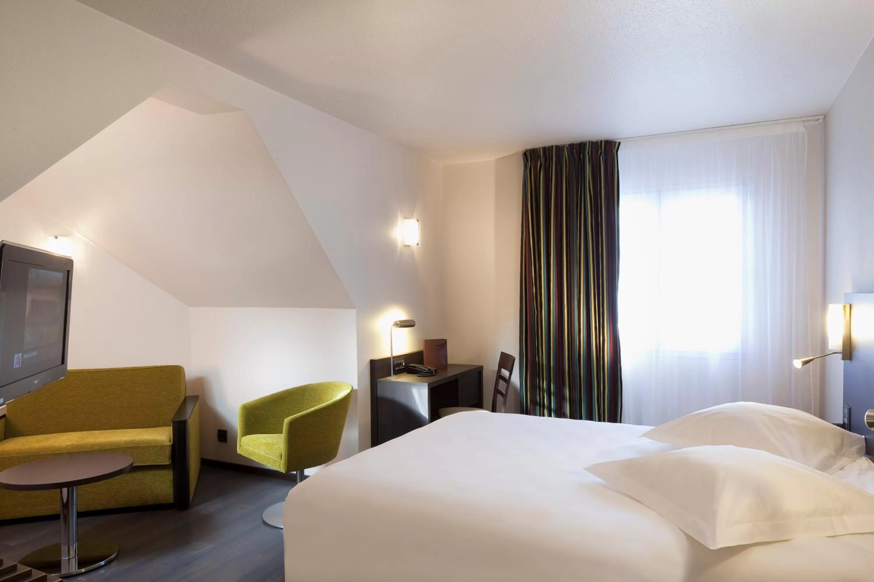 Photo of the whole room, Bed in Escale Oceania Vannes Centre