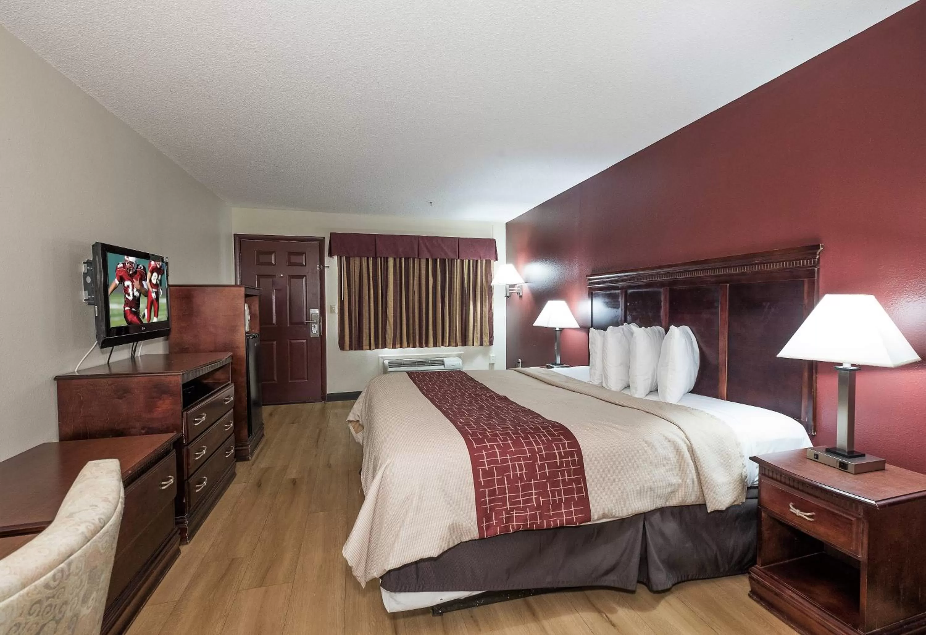 Photo of the whole room, Bed in Red Roof Inn Chipley