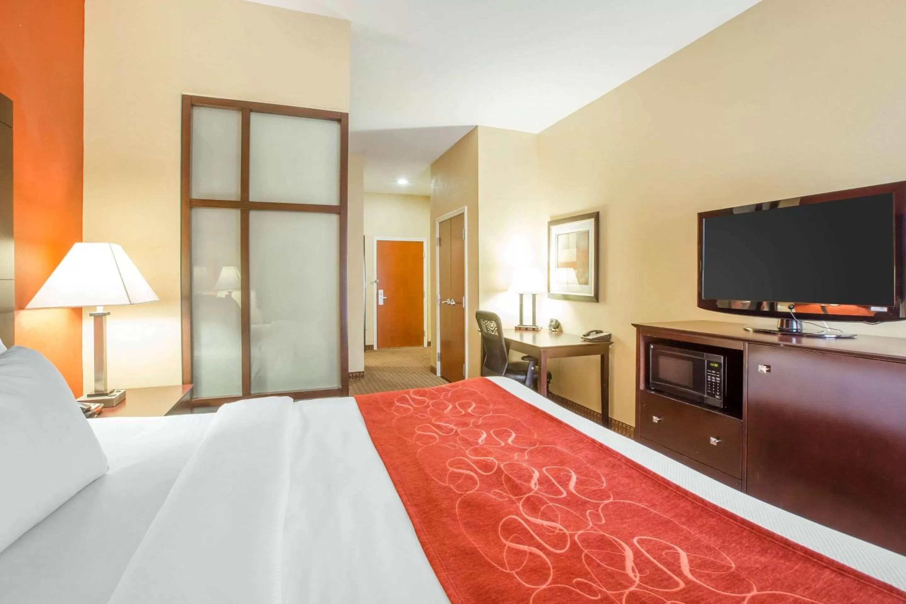 Bedroom in Comfort Suites Golden Isles Gateway