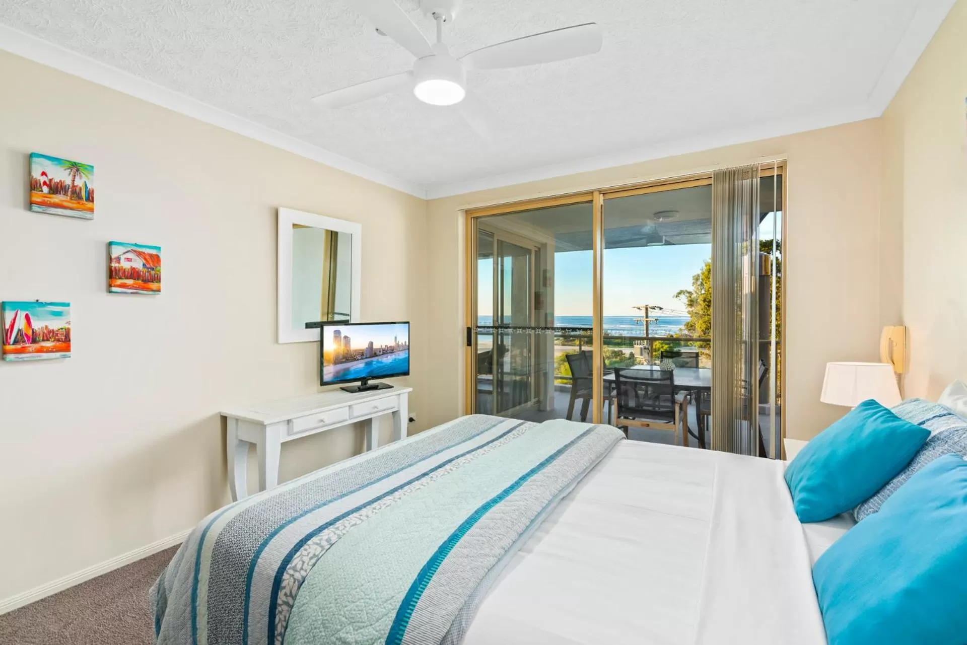 Bedroom, Bed in Little Cove Currumbin