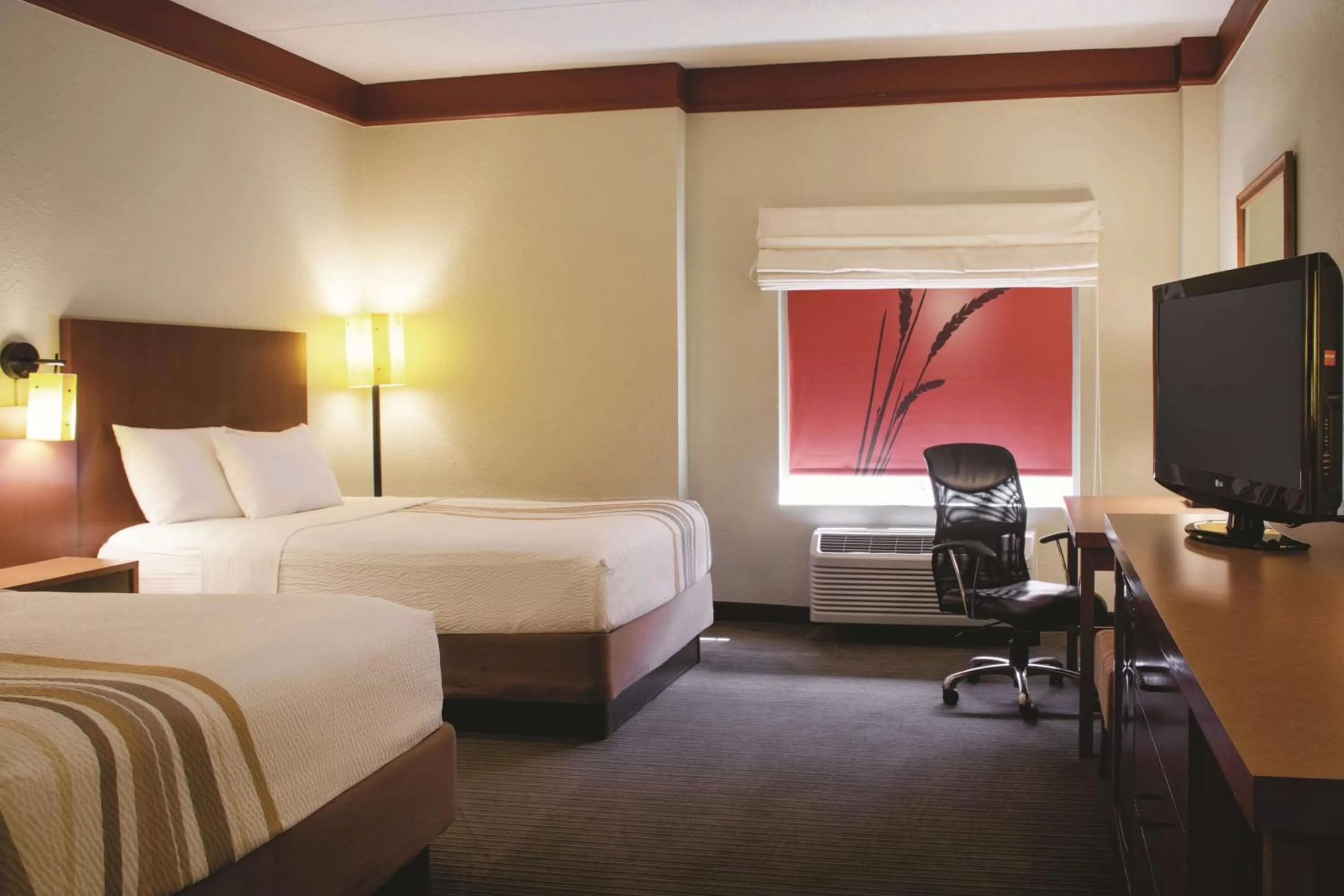 Photo of the whole room, Bed in La Quinta by Wyndham Atlanta Ballpark/Galleria