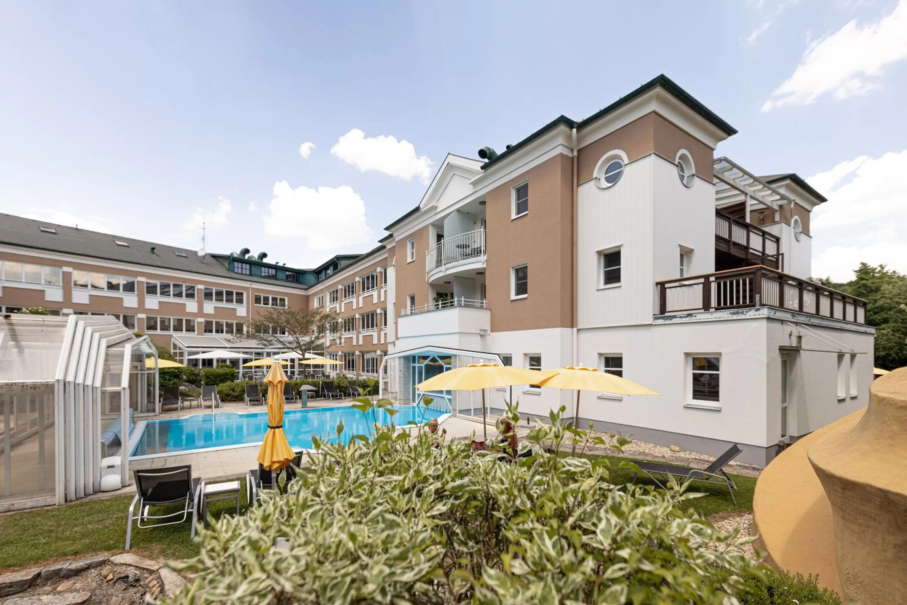 Property building, Swimming Pool in Hotel Schlafgut