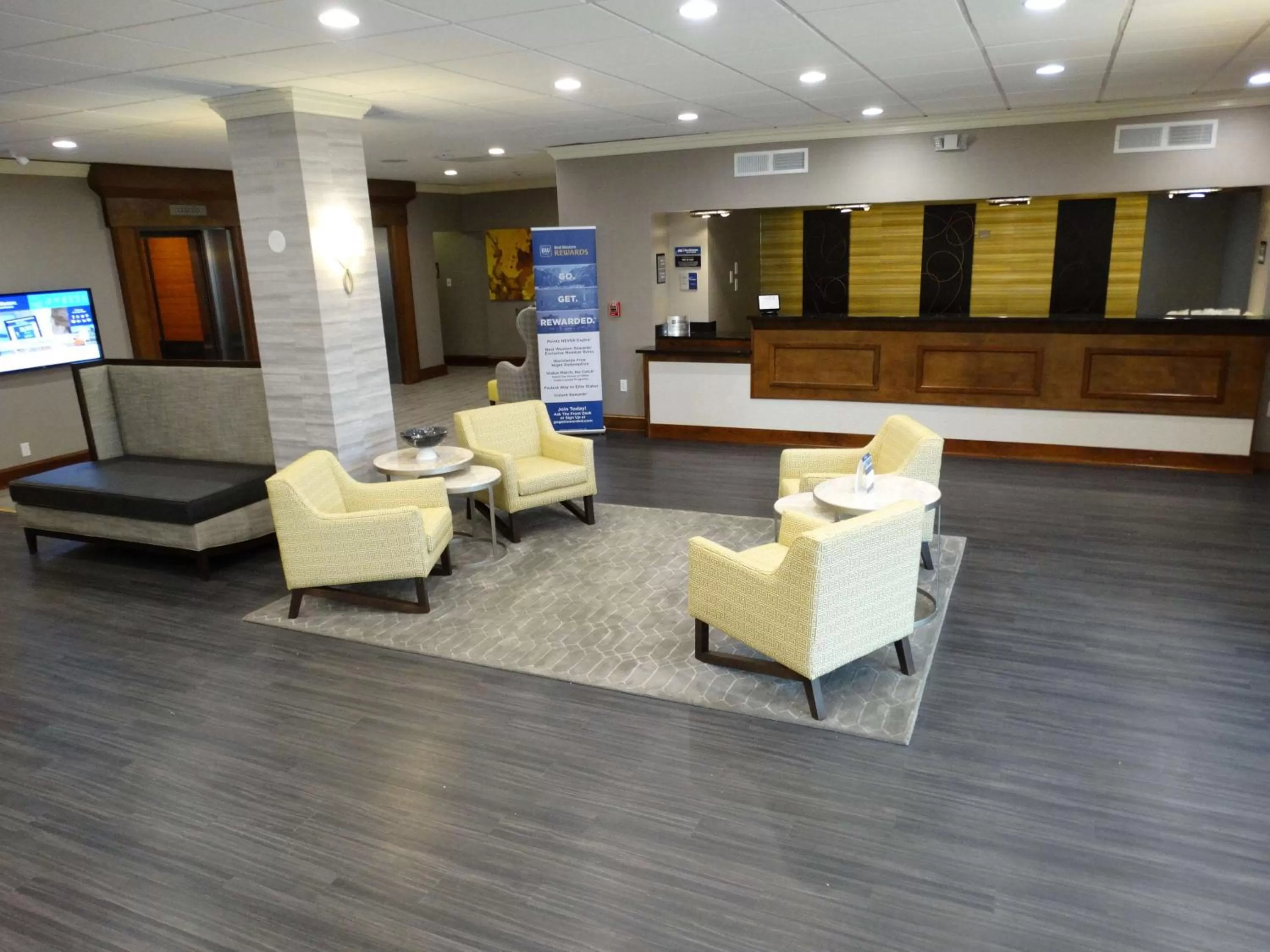 Lobby or reception in Best Western Premier Airport/Expo Center Hotel