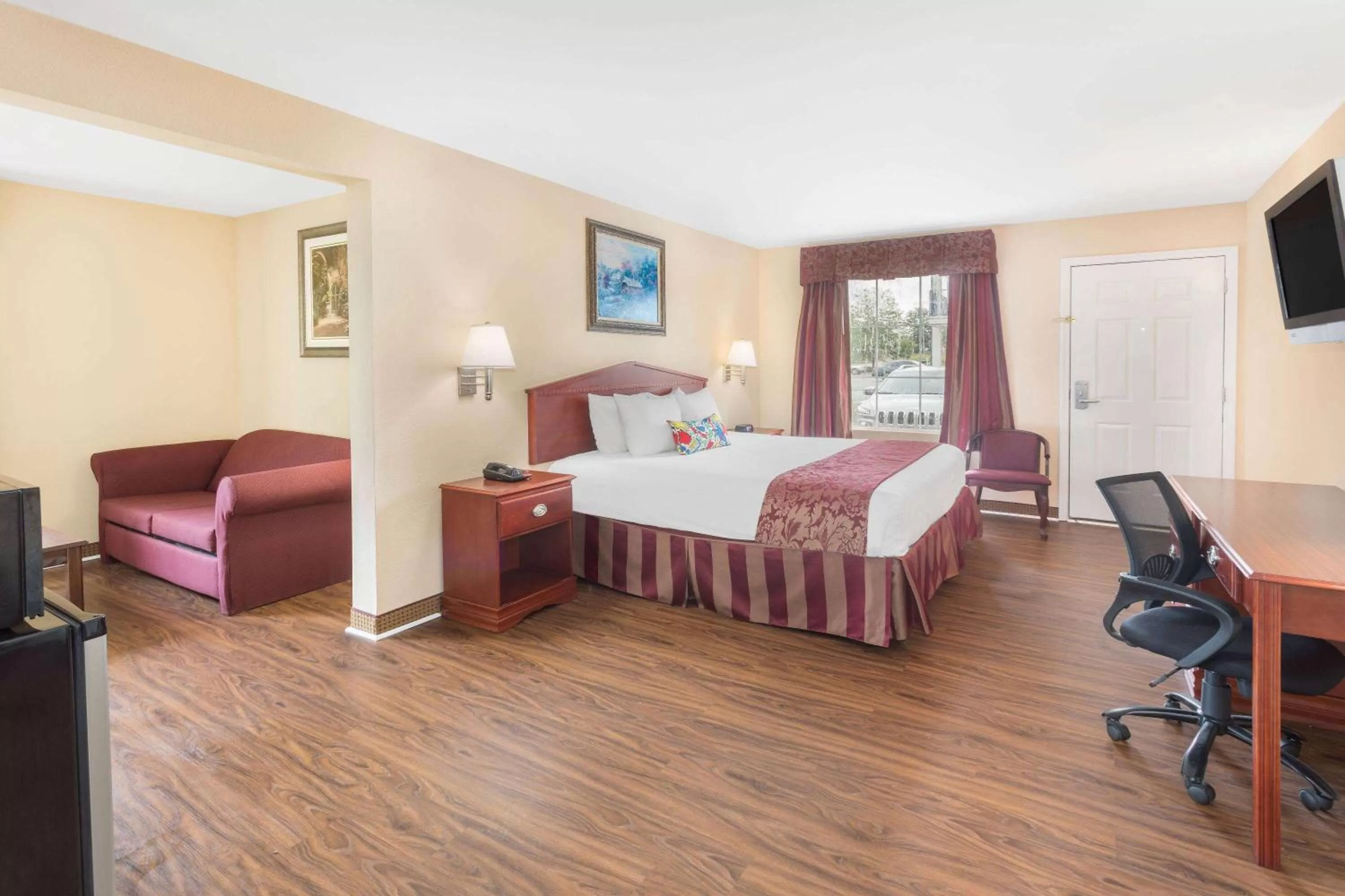 King Studio Suite with 1 Double Bed, Non-Smoking in Baymont by Wyndham Macon I-475
